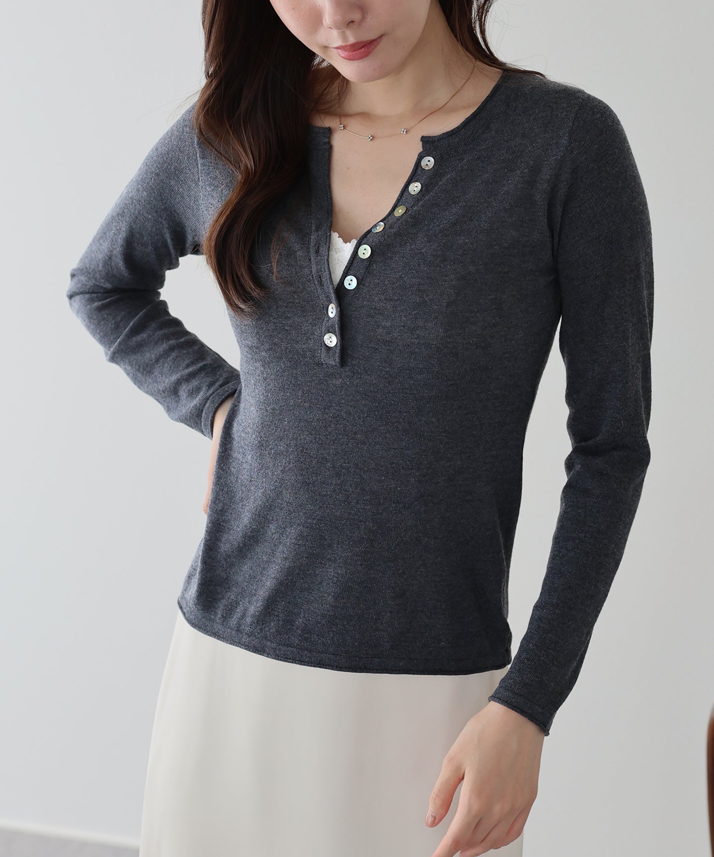 【早割5％OFF】シェルボタンヘンリーネックニット