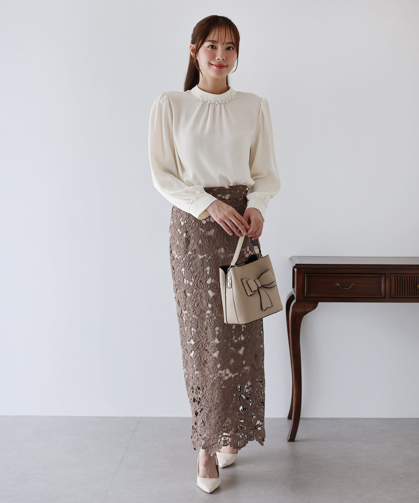 パール＆ビジュー付きスタンドカラーブラウス【ネコポス】