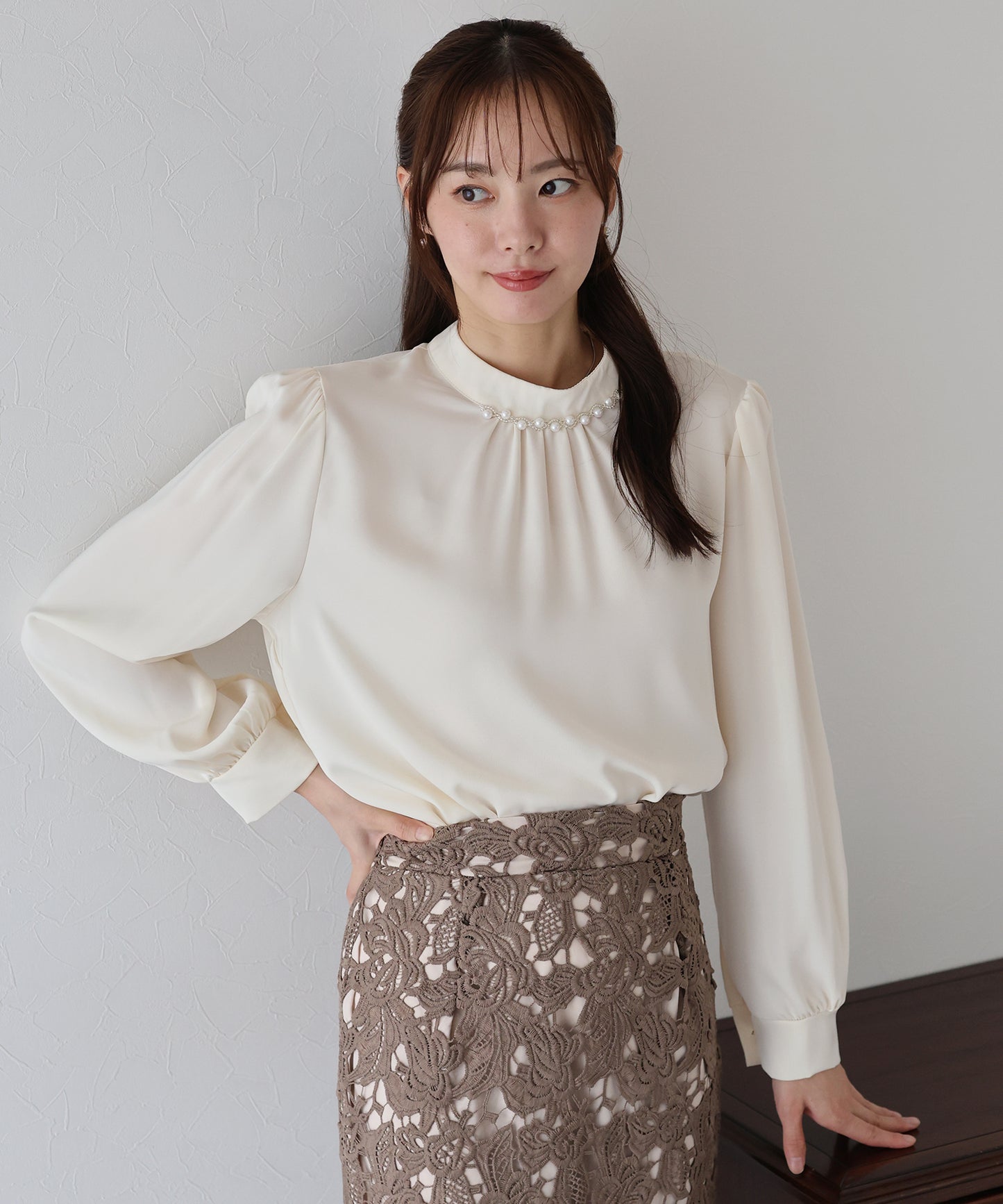 パール＆ビジュー付きスタンドカラーブラウス【ネコポス】