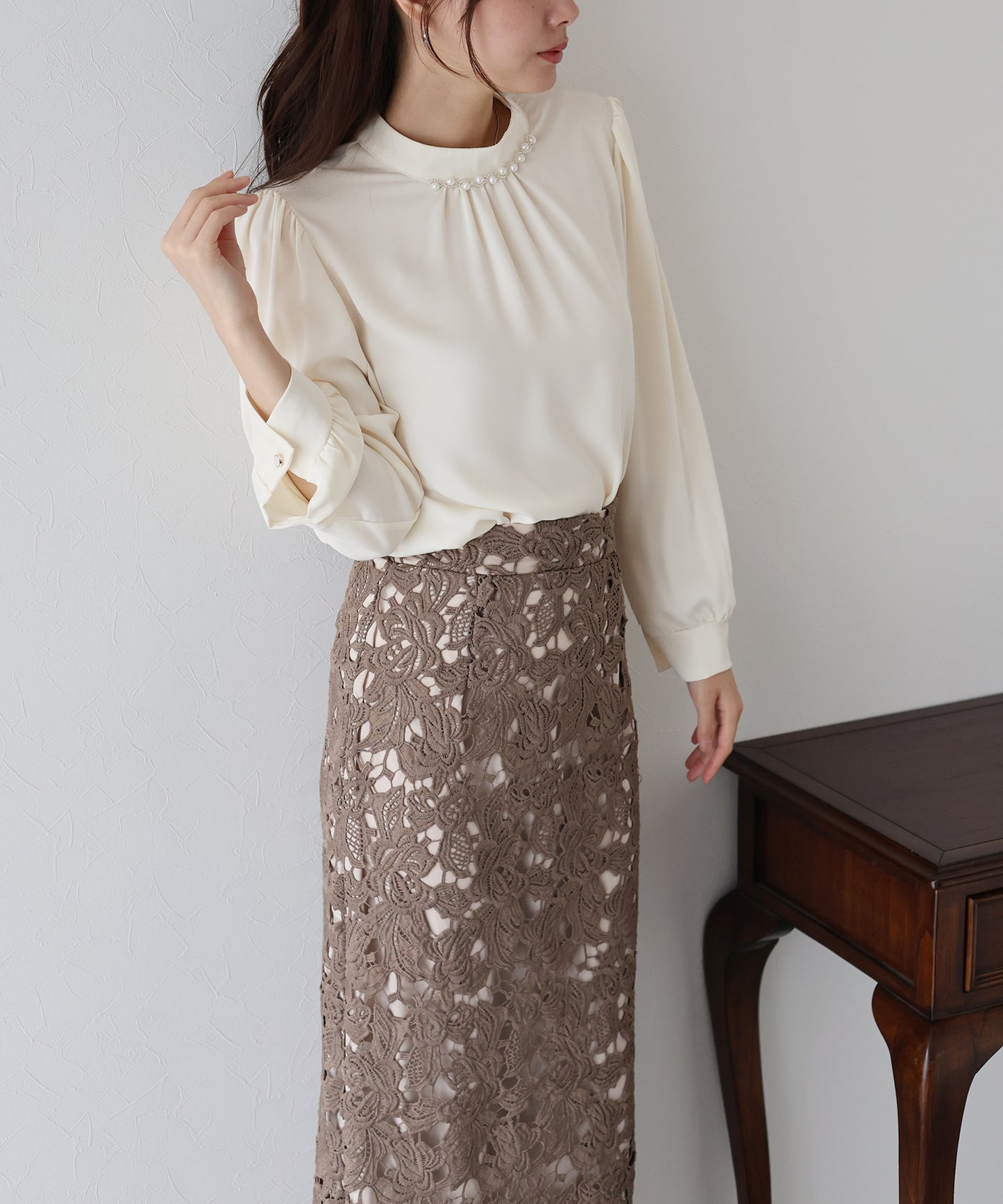 パール＆ビジュー付きスタンドカラーブラウス【ネコポス】