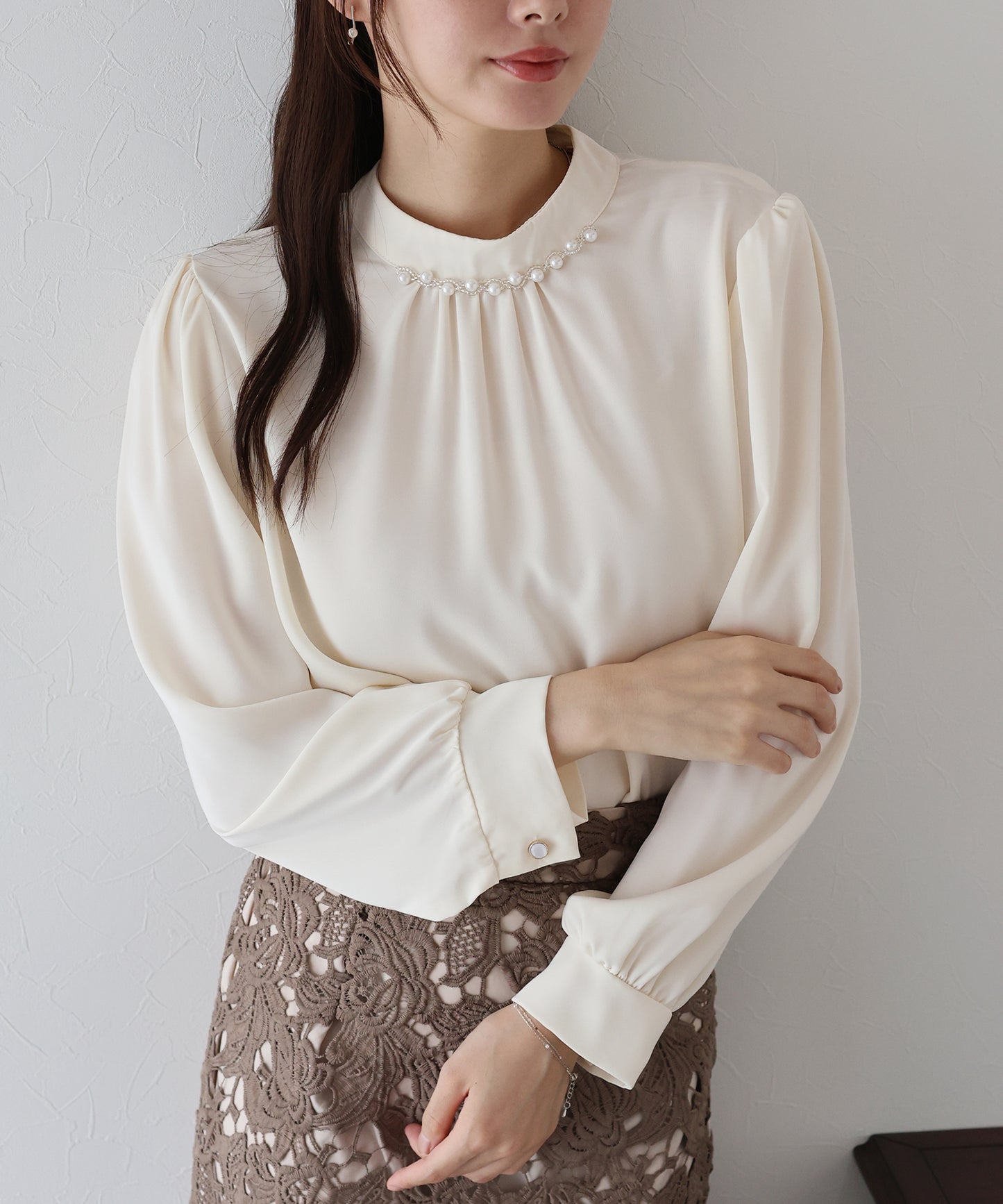 パール＆ビジュー付きスタンドカラーブラウス【ネコポス】