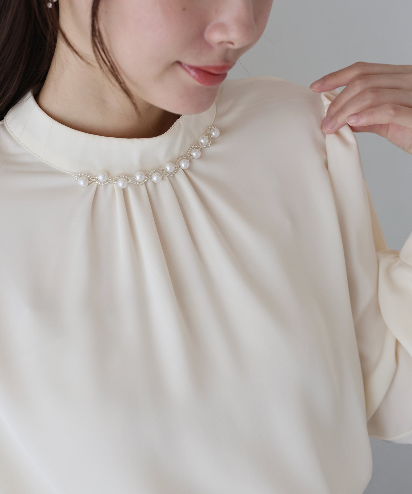 パール＆ビジュー付きスタンドカラーブラウス【ネコポス】