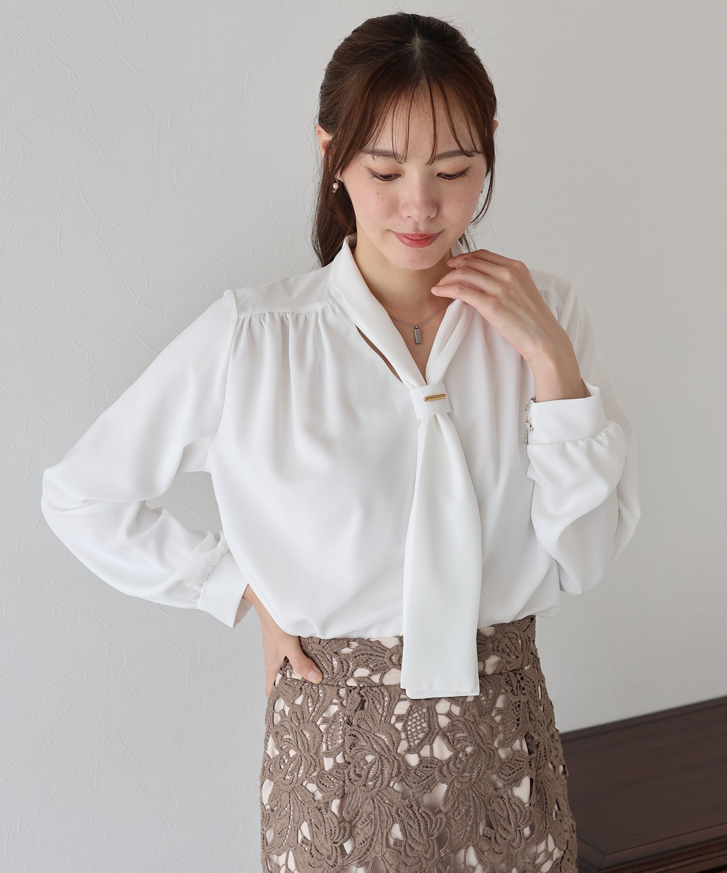 【早割5％OFF】メタルバー付きボウタイブラウス【ネコポス】