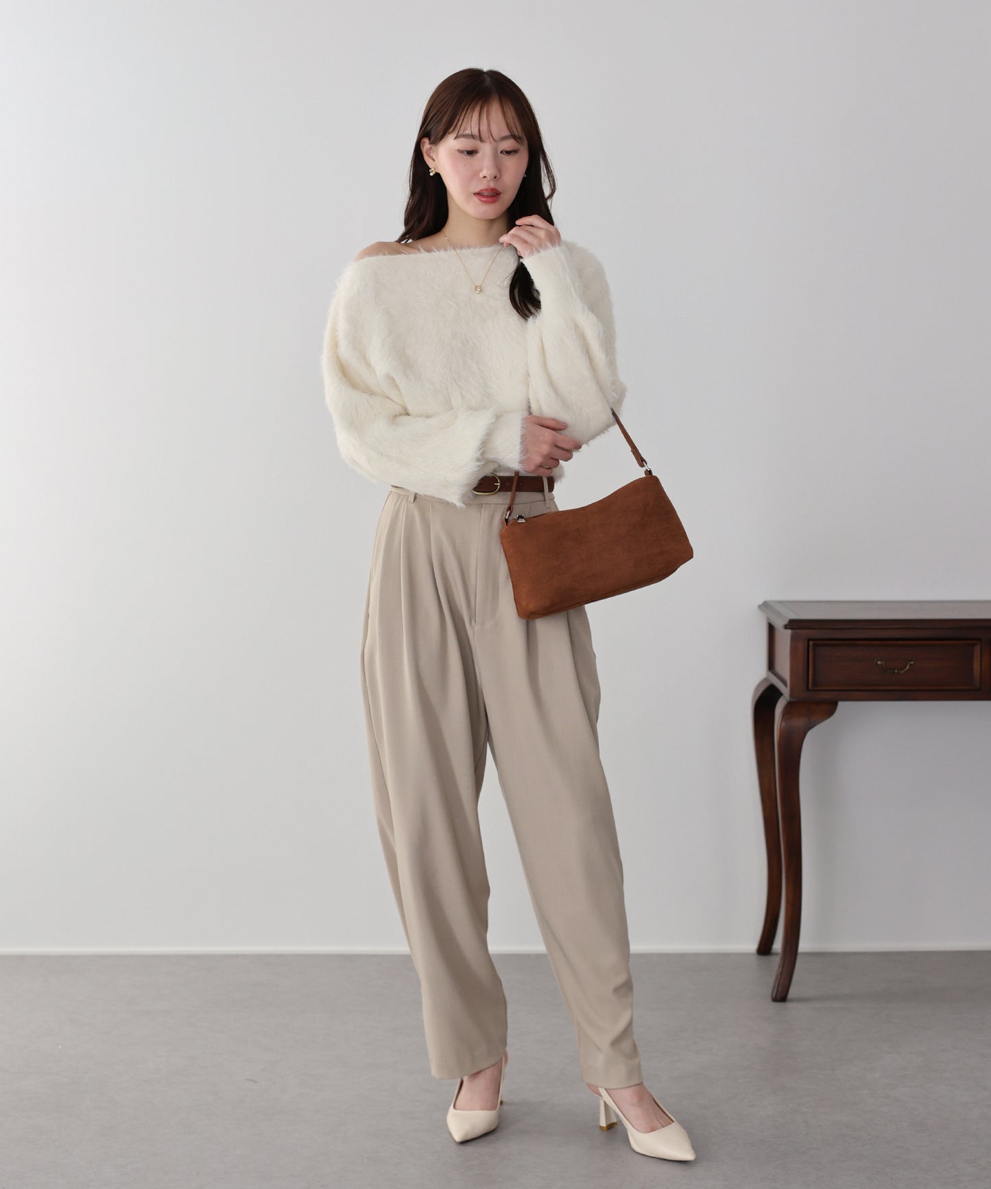 オフショルシャギーニット