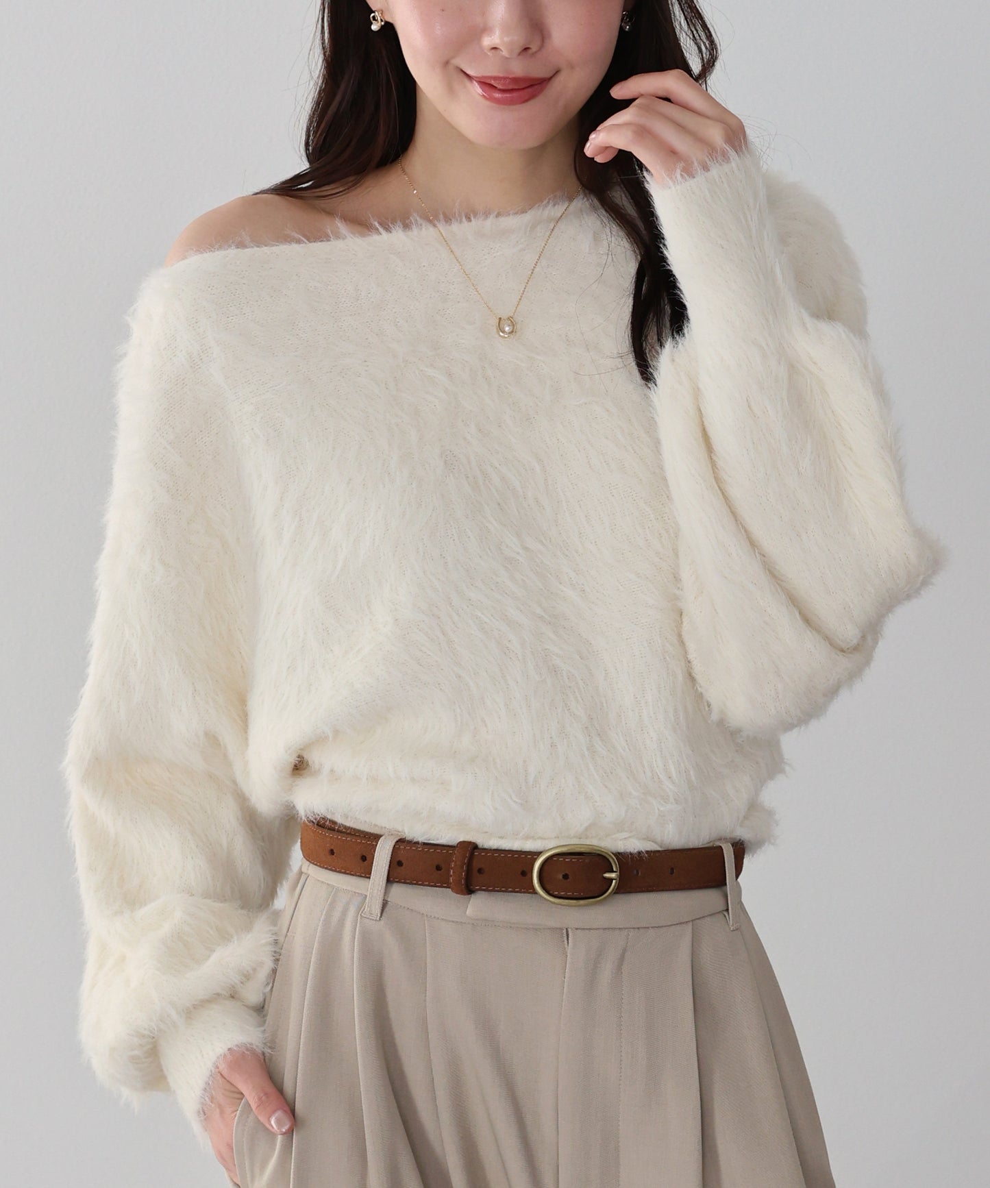 オフショルシャギーニット