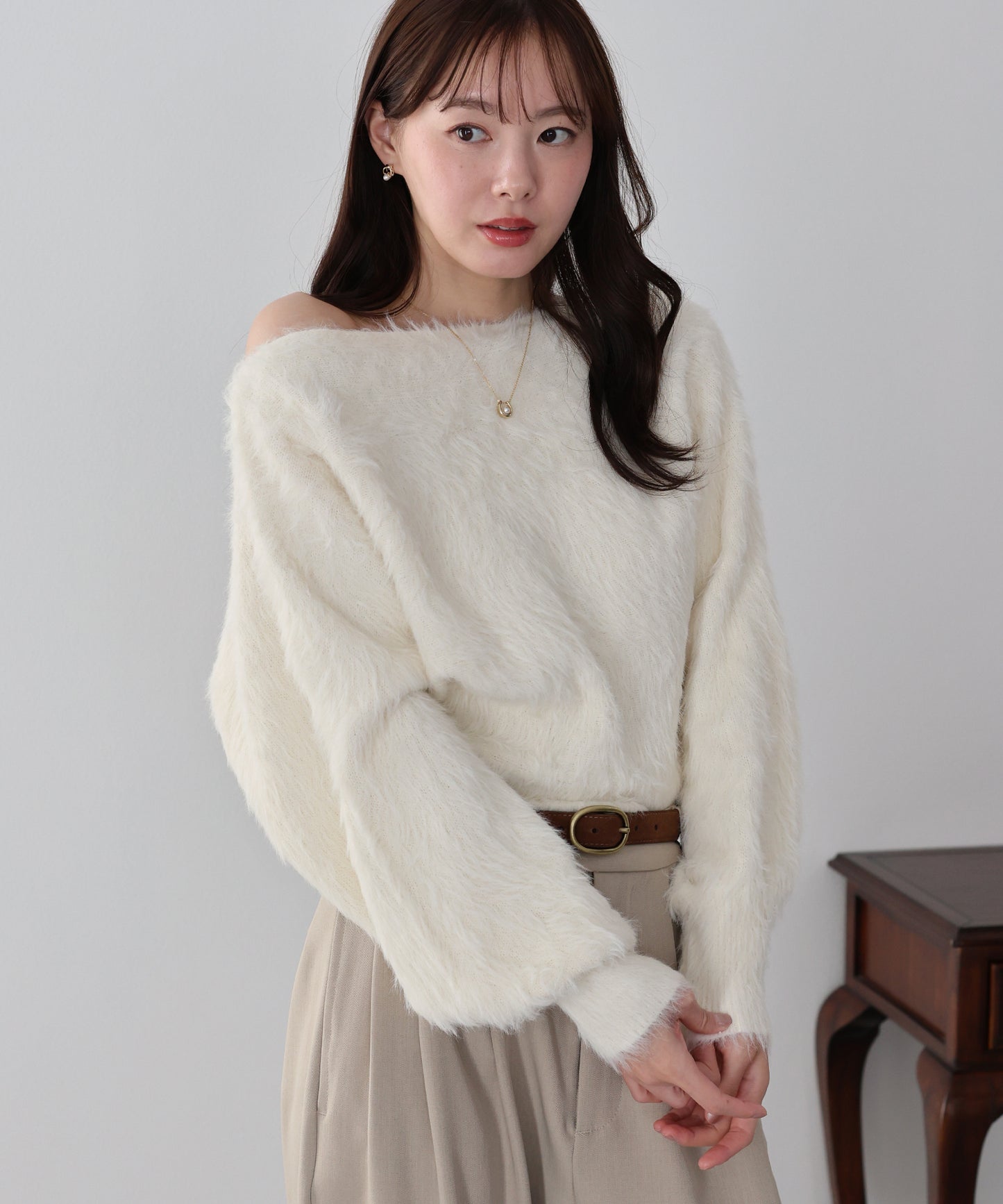 オフショルシャギーニット