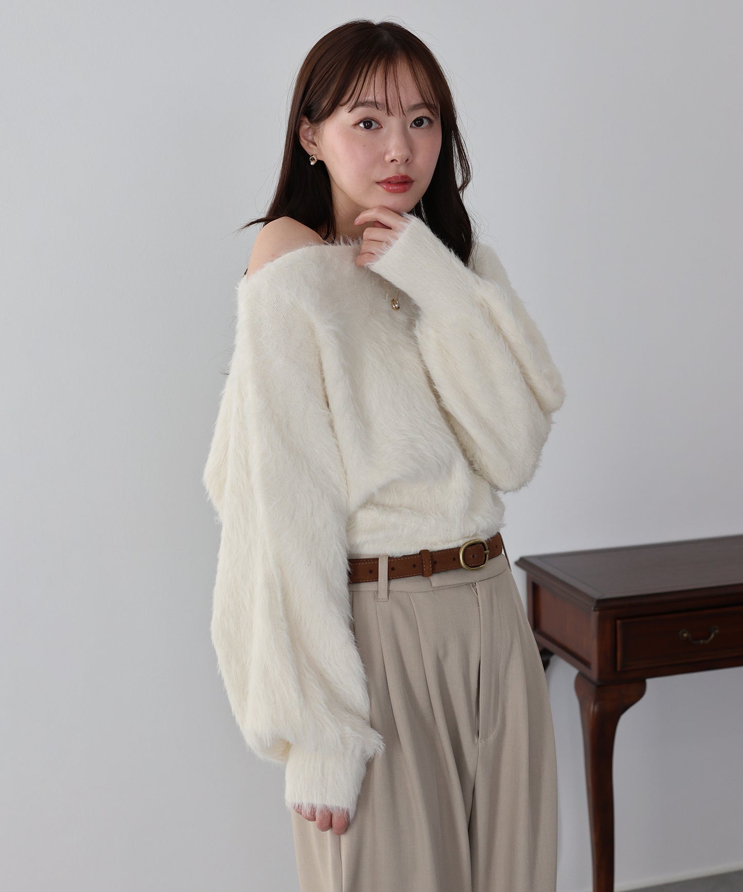 オフショルシャギーニット