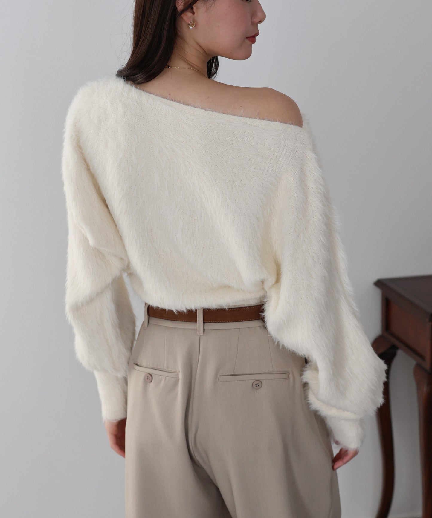 オフショルシャギーニット