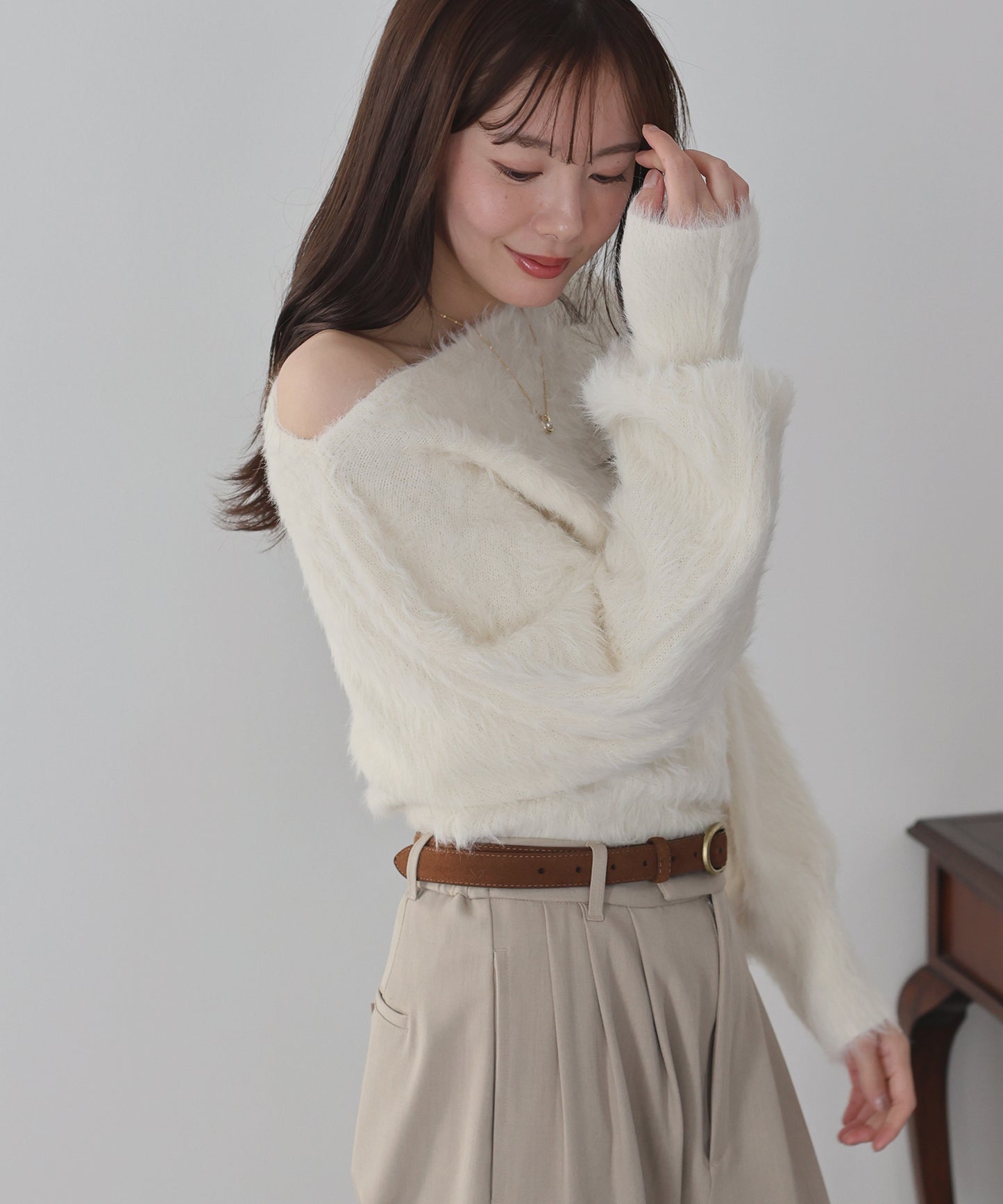 オフショルシャギーニット