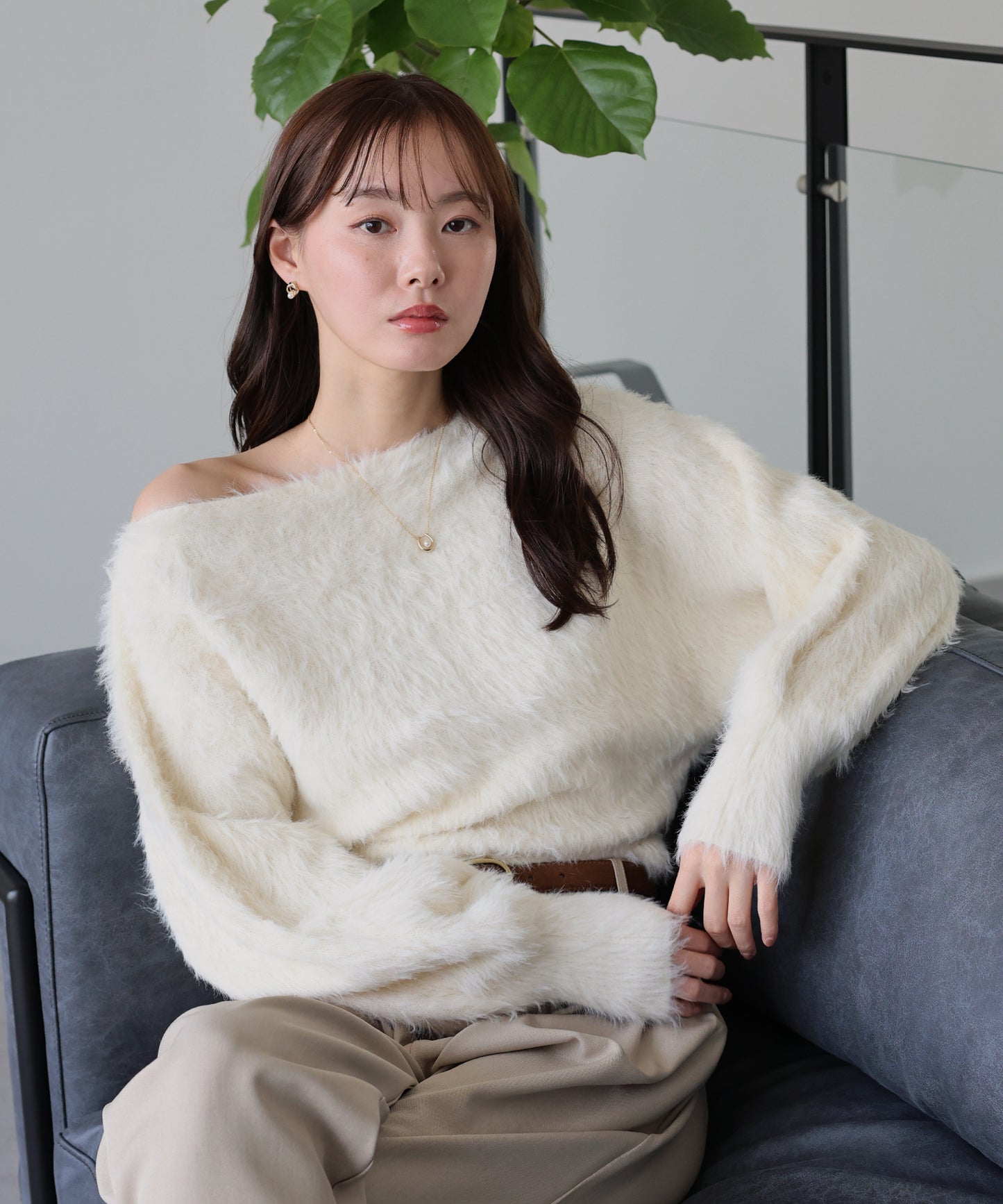 オフショルシャギーニット