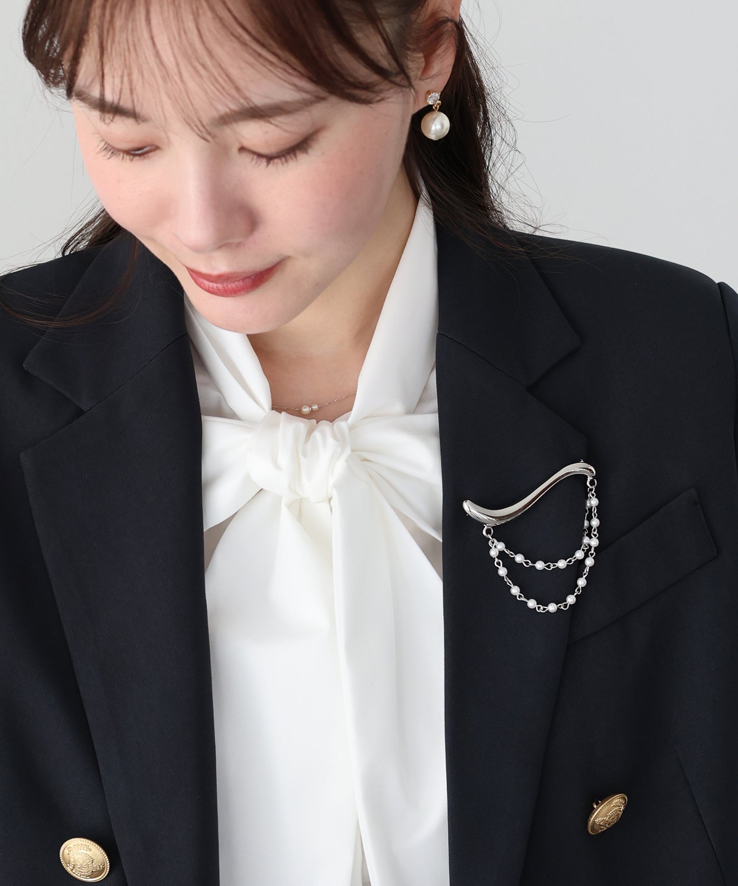 【早割5％OFF】パールドレープブローチ