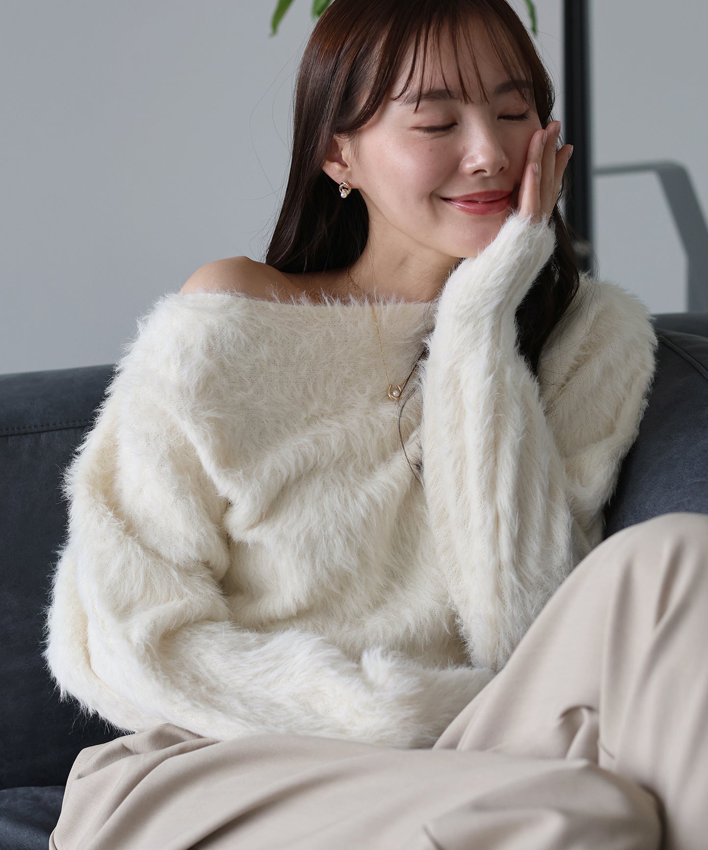 オフショルシャギーニット