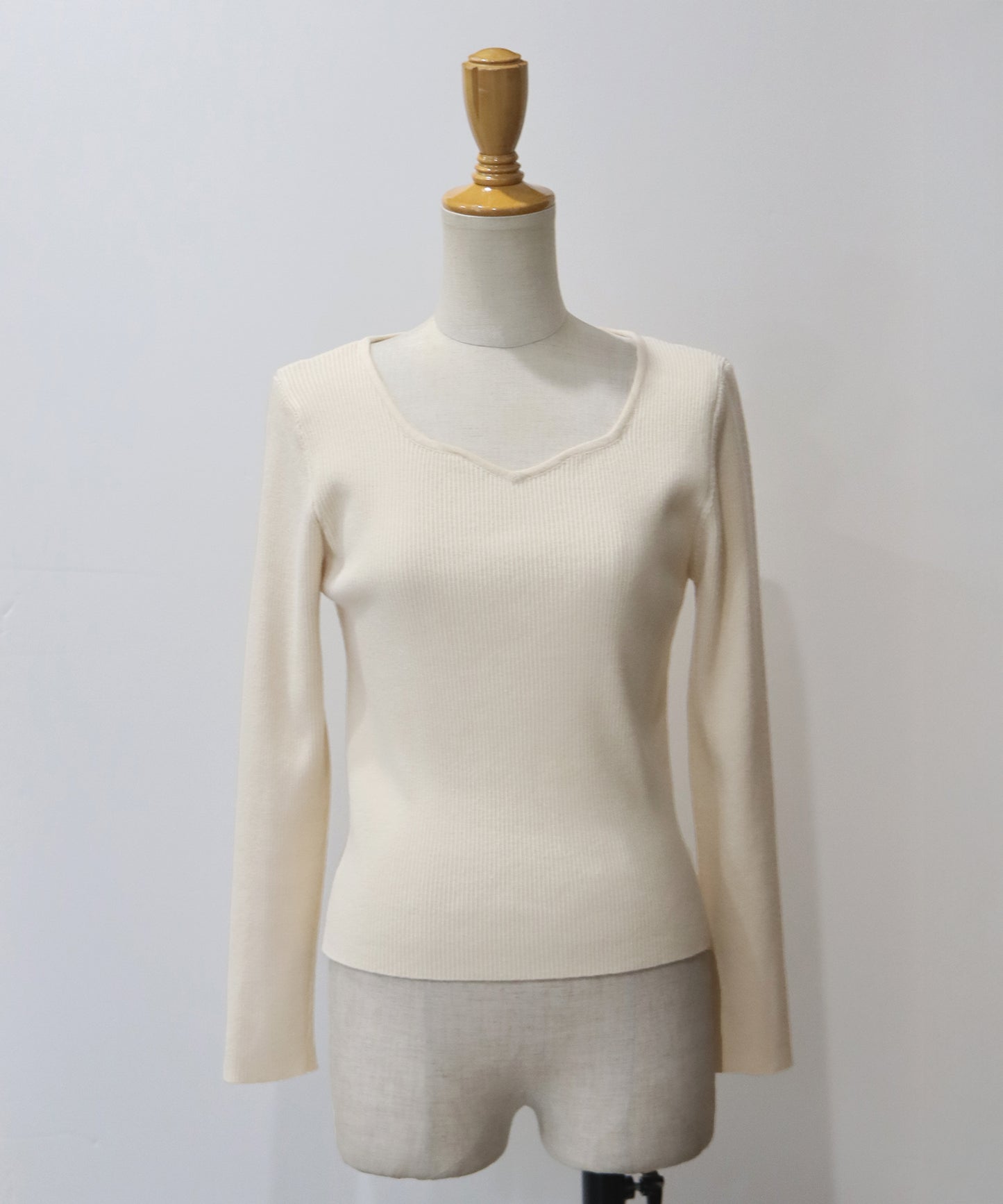 ハートネックリブニット