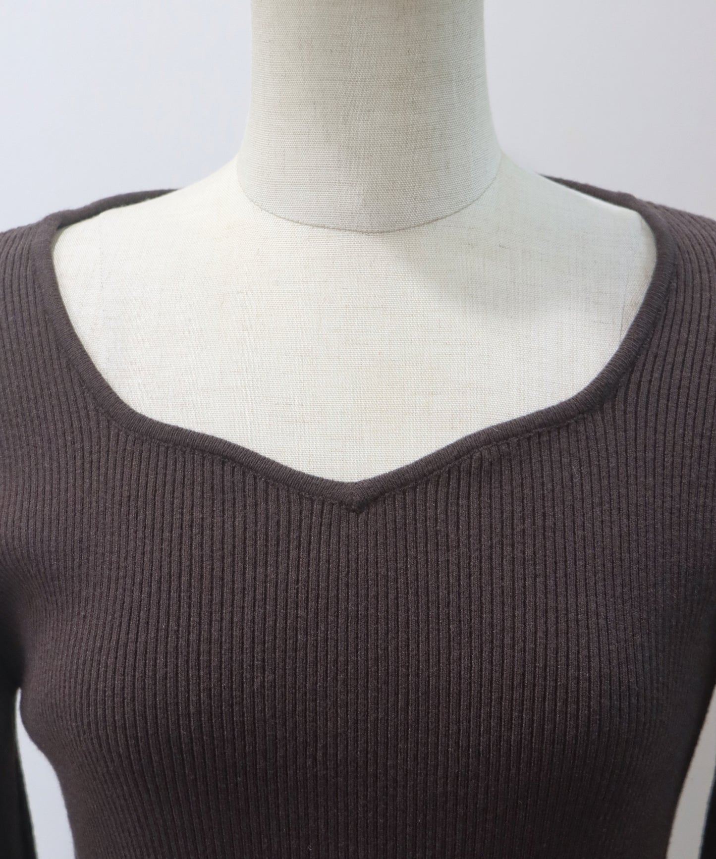 ハートネックリブニット