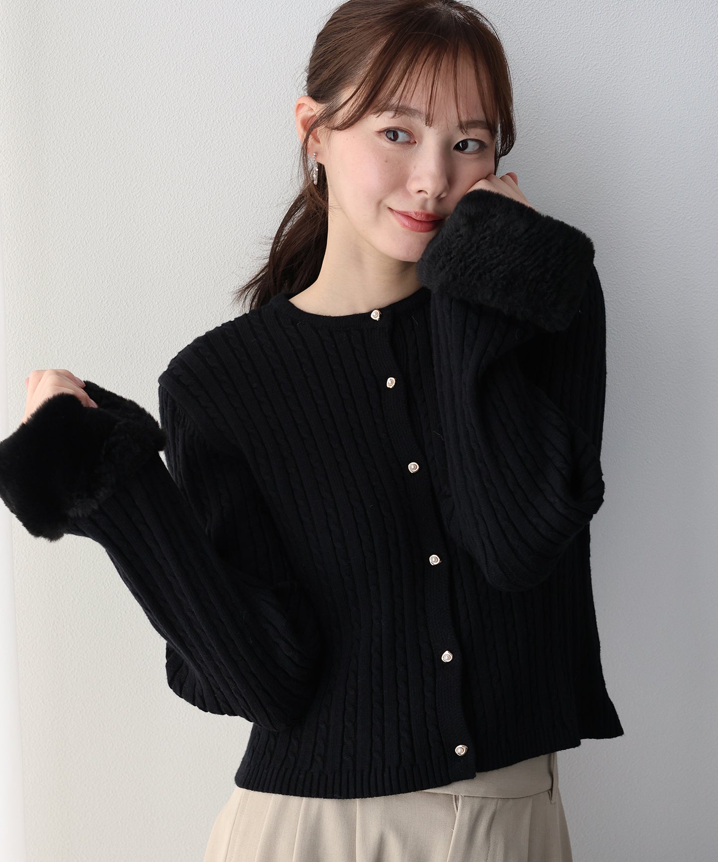 【早割5％OFF】袖ファーケーブルカーディガン