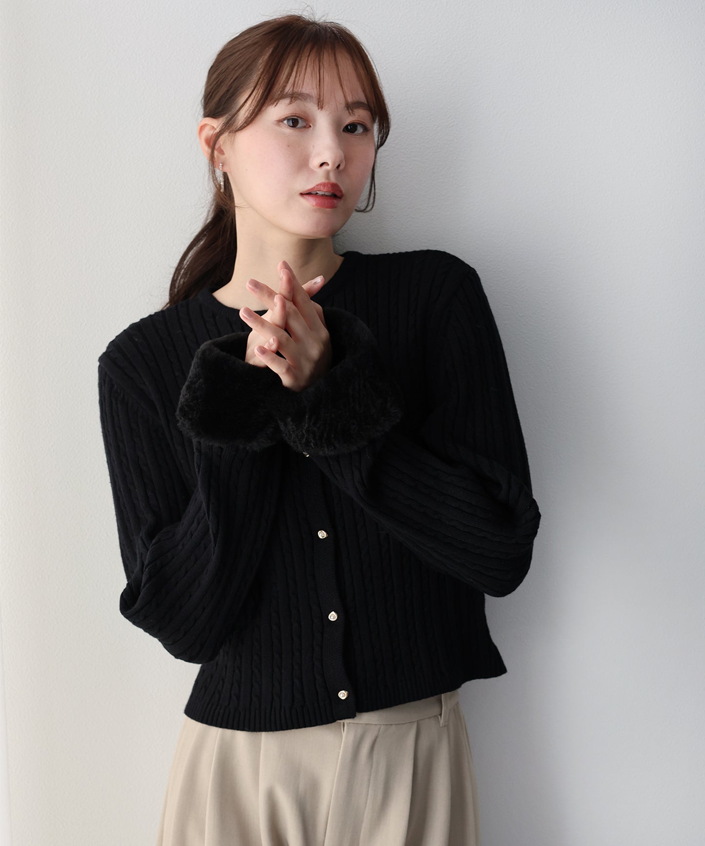 【早割5％OFF】袖ファーケーブルカーディガン