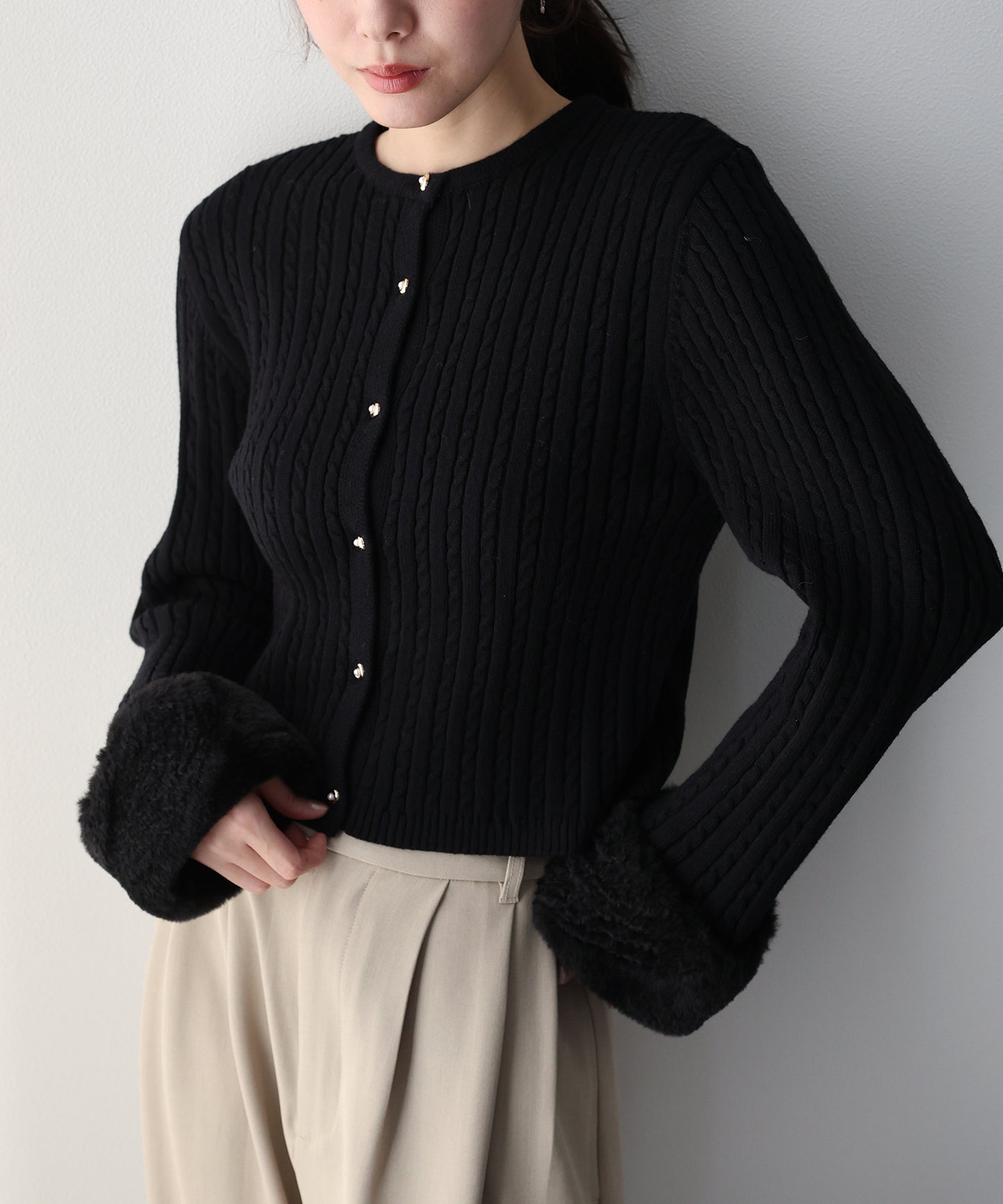【早割5％OFF】袖ファーケーブルカーディガン