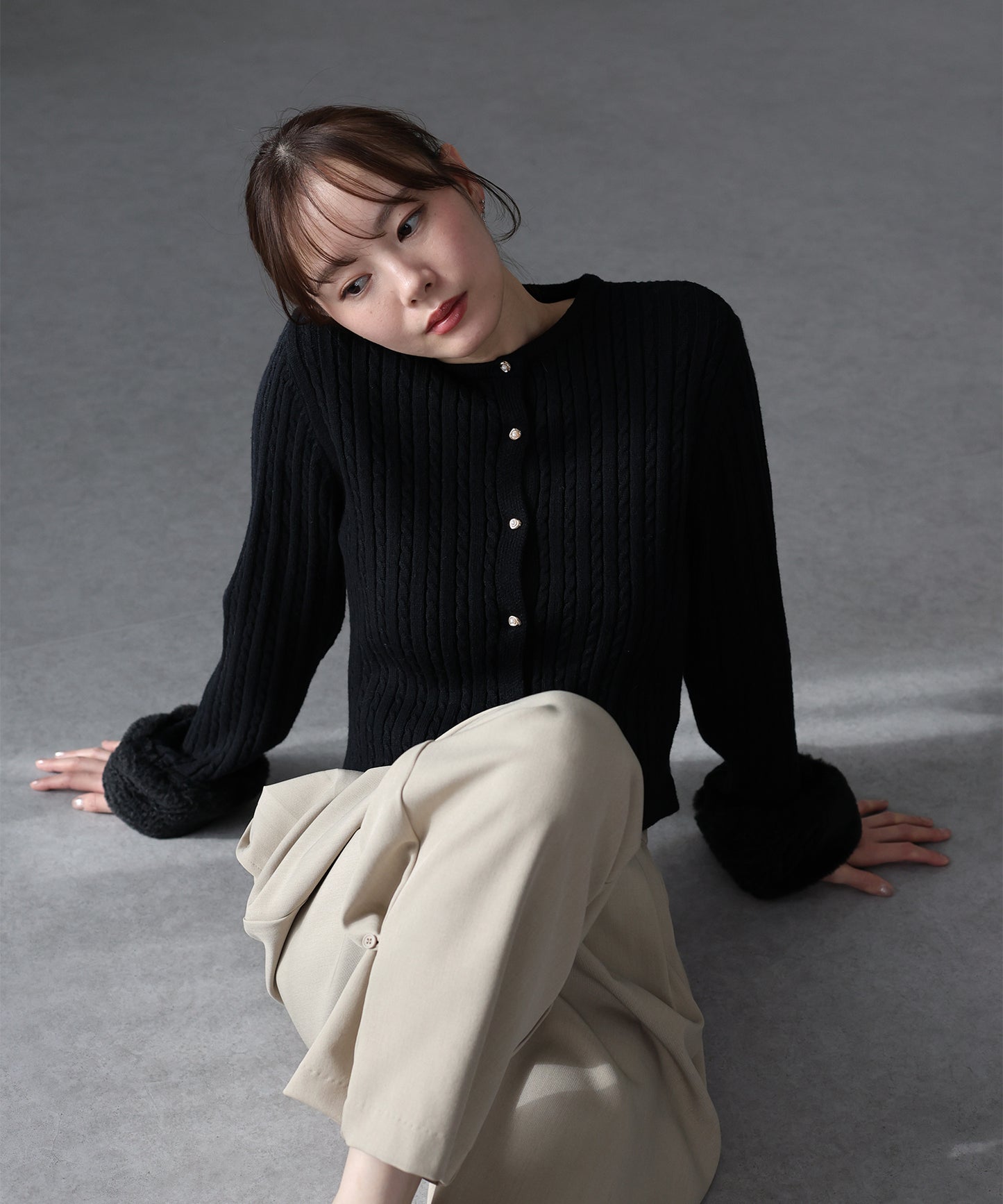 【早割5％OFF】袖ファーケーブルカーディガン