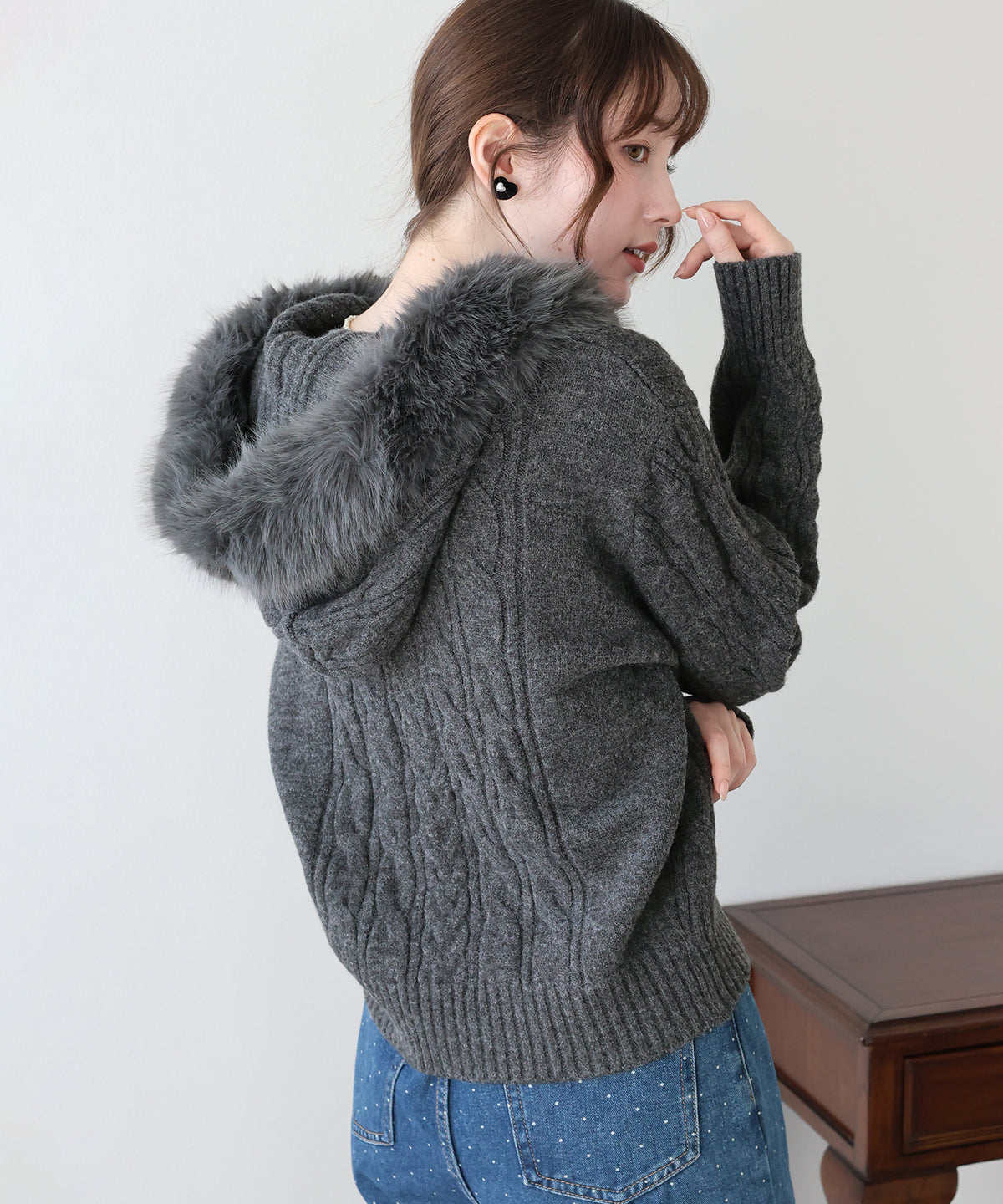 【早割5％OFF】ファーフードケーブルニットパーカー