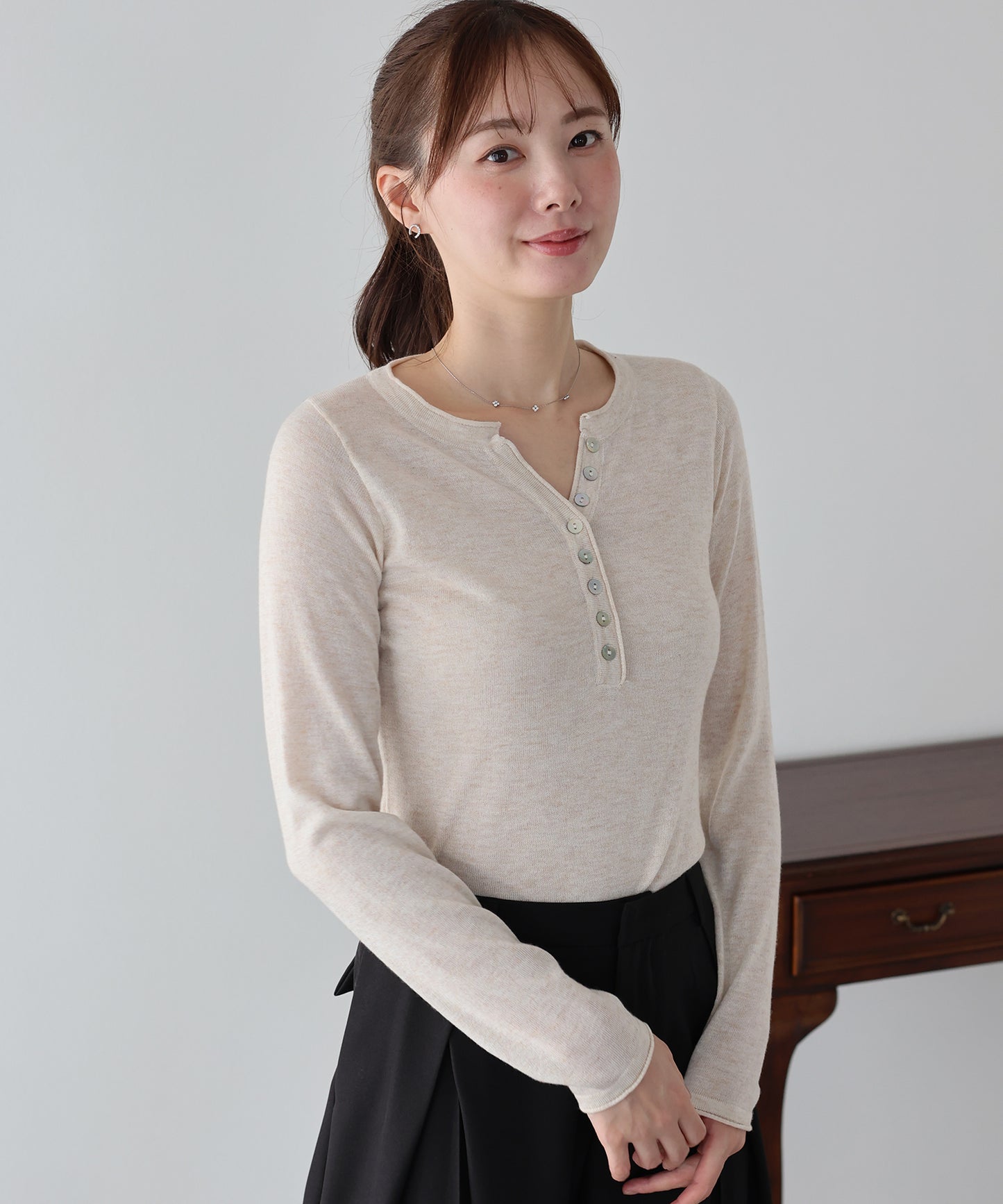 【早割5％OFF】シェルボタンヘンリーネックニット