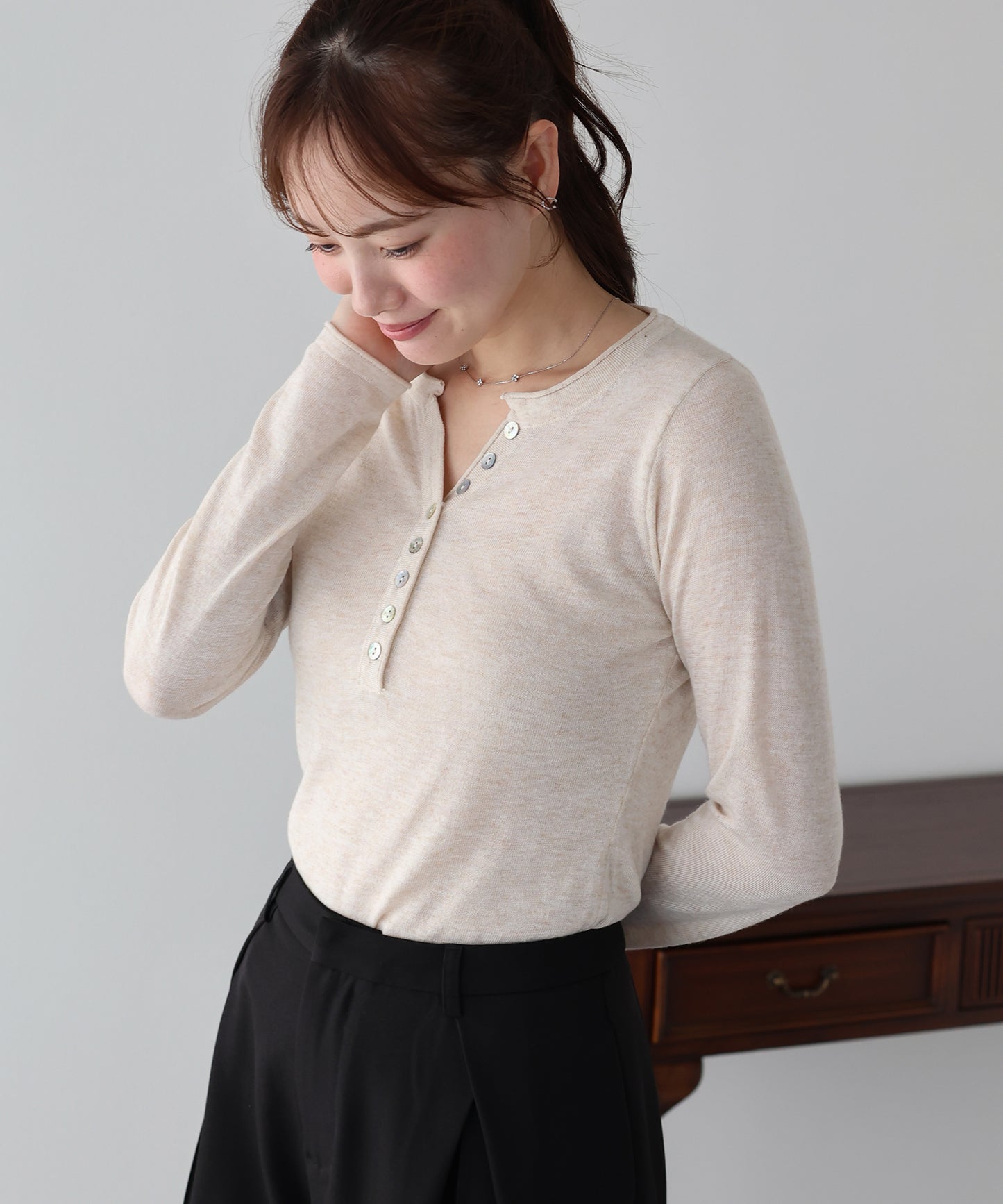 【早割5％OFF】シェルボタンヘンリーネックニット