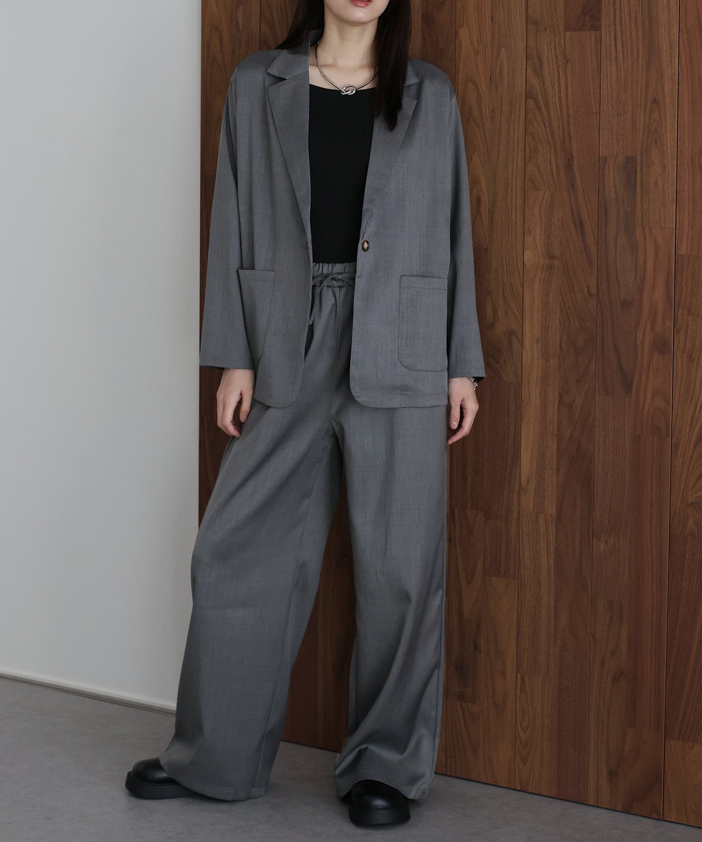 テーラードジャケット×パンツセットアップ