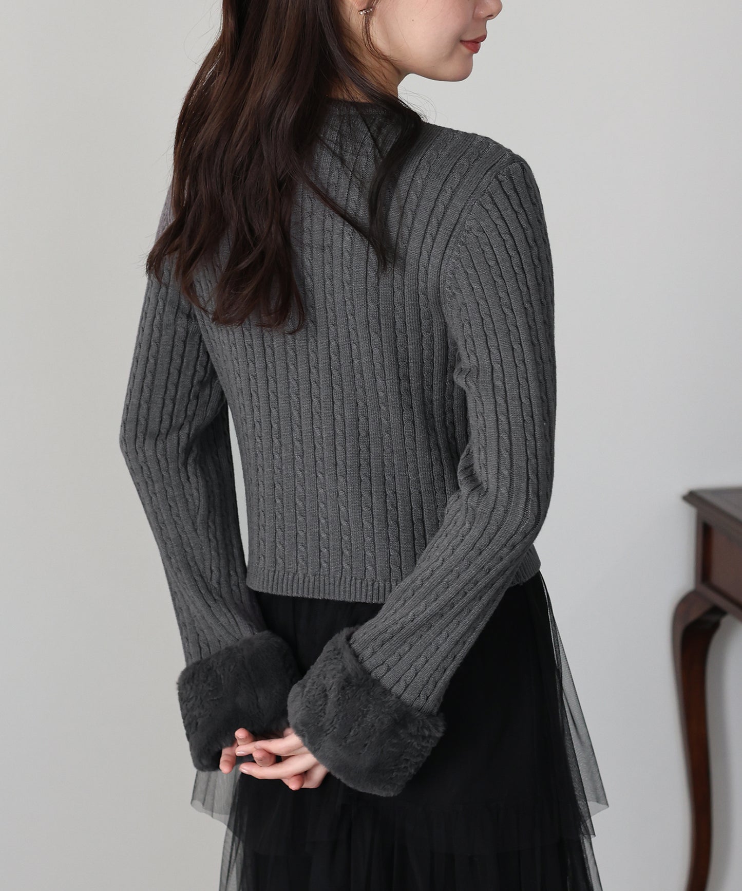 【早割5％OFF】袖ファーケーブルカーディガン