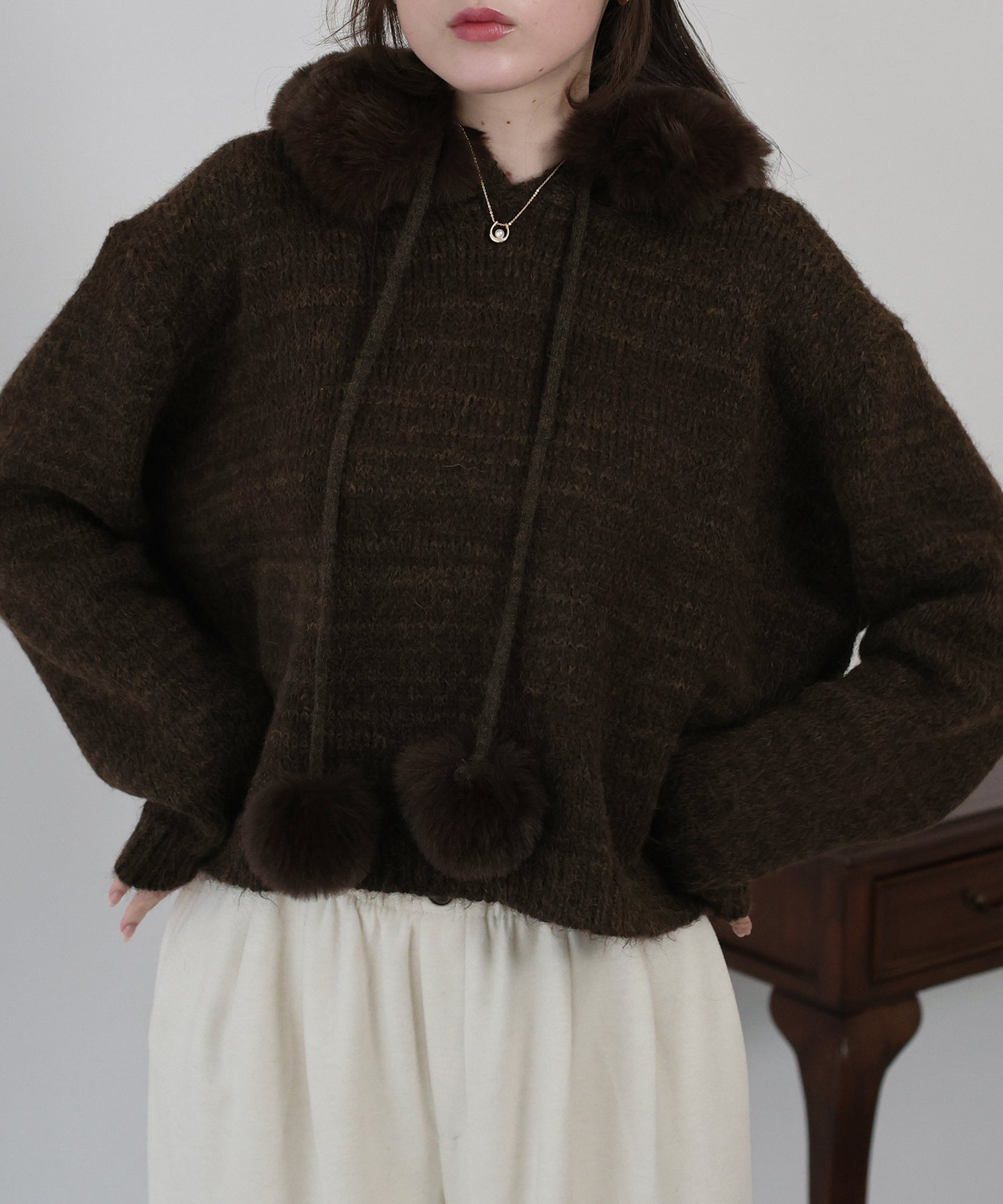 ポンポン付きファーフードニット