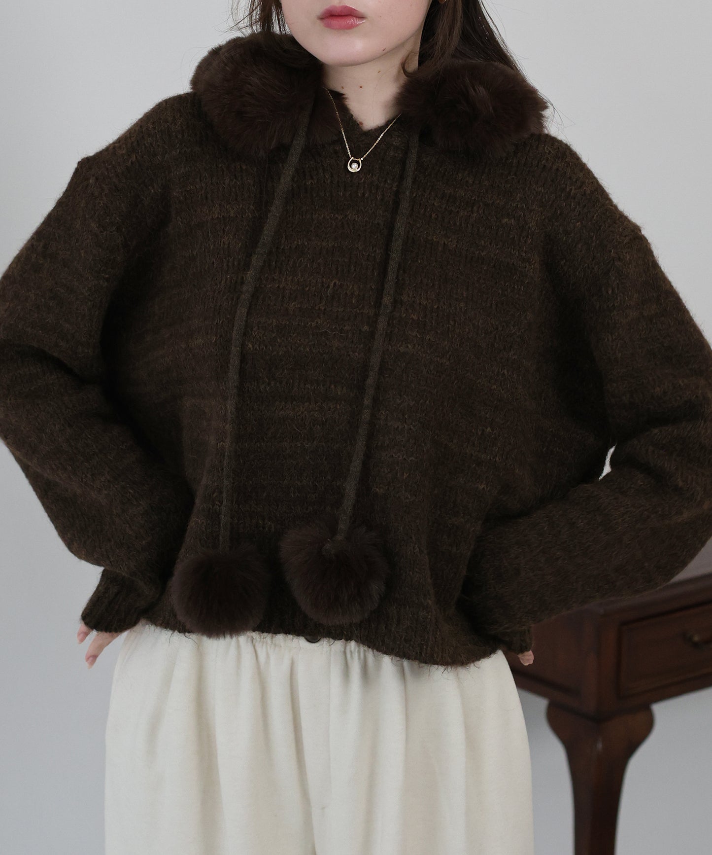 ポンポン付きファーフードニット