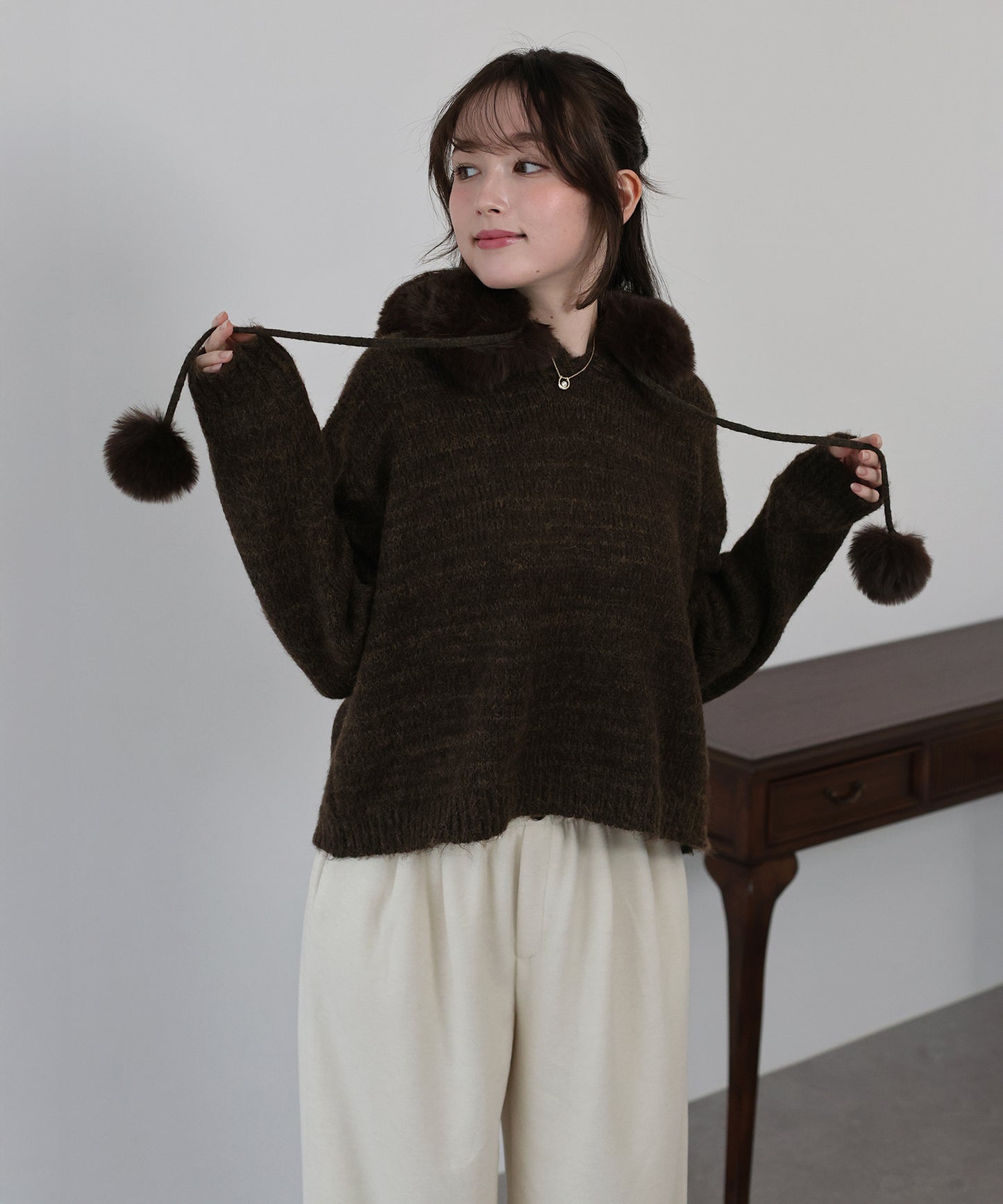 ポンポン付きファーフードニット