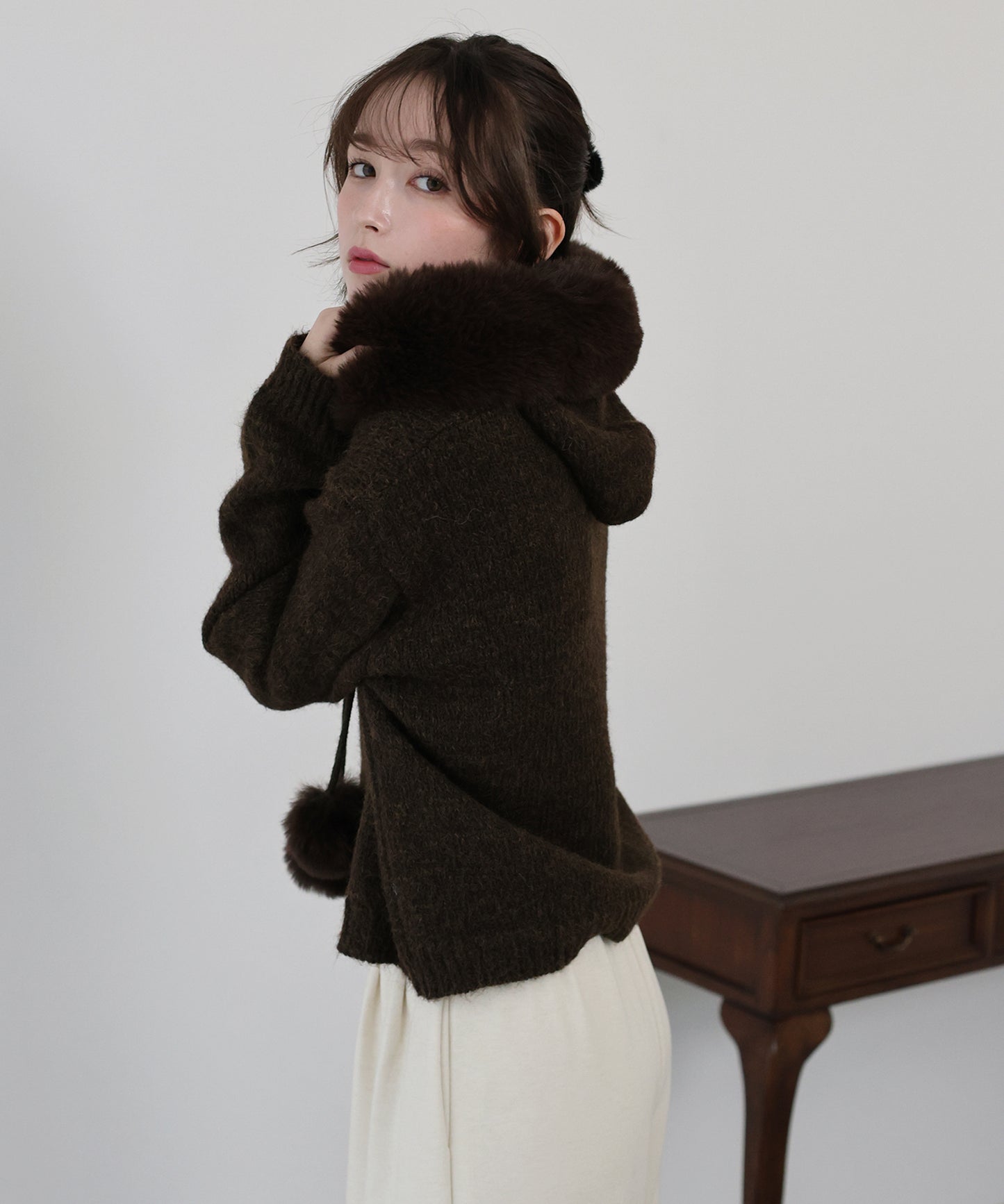 ポンポン付きファーフードニット