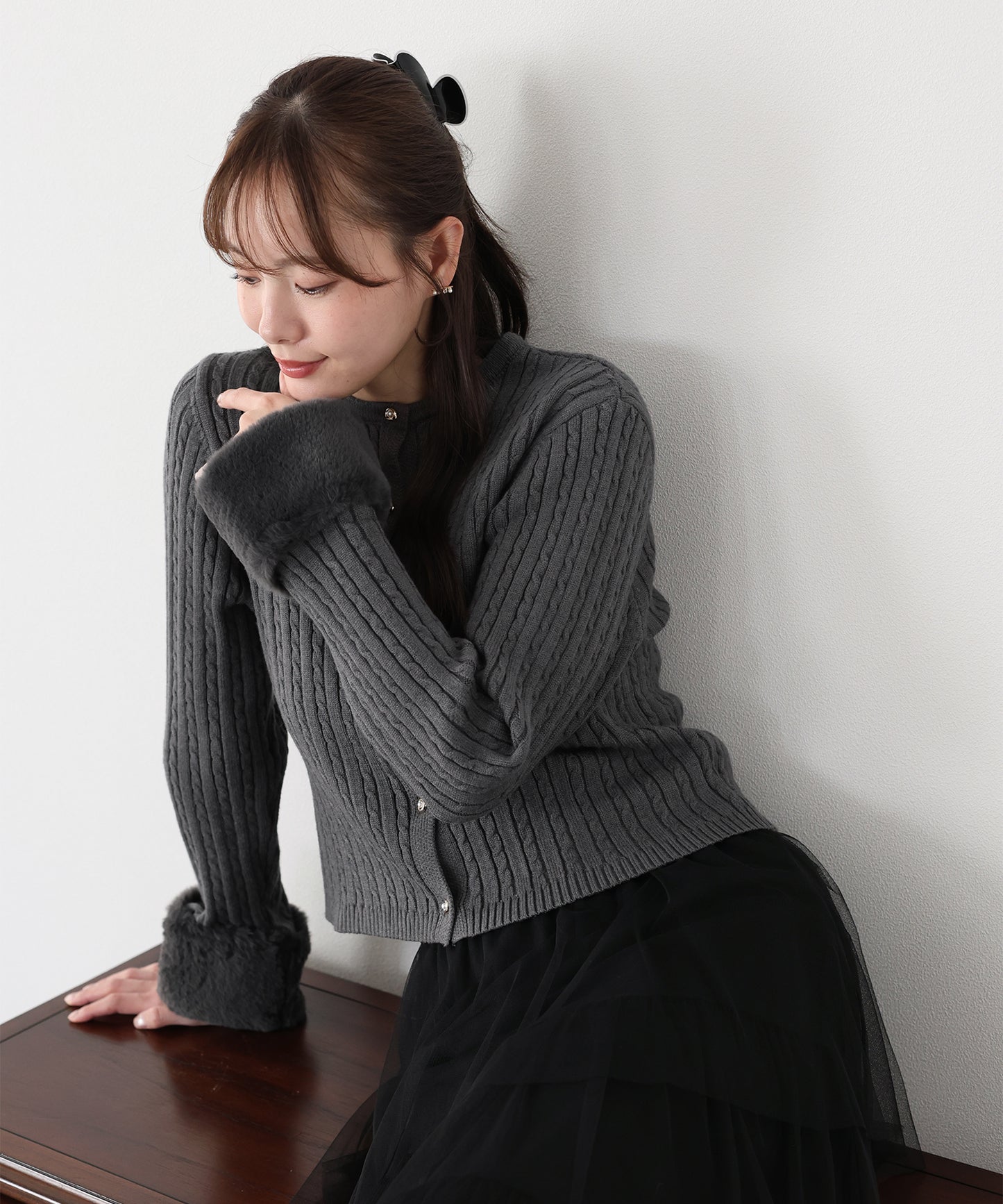 【早割5％OFF】袖ファーケーブルカーディガン