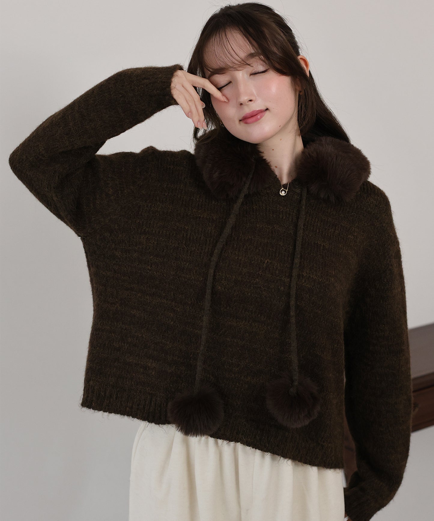 ポンポン付きファーフードニット