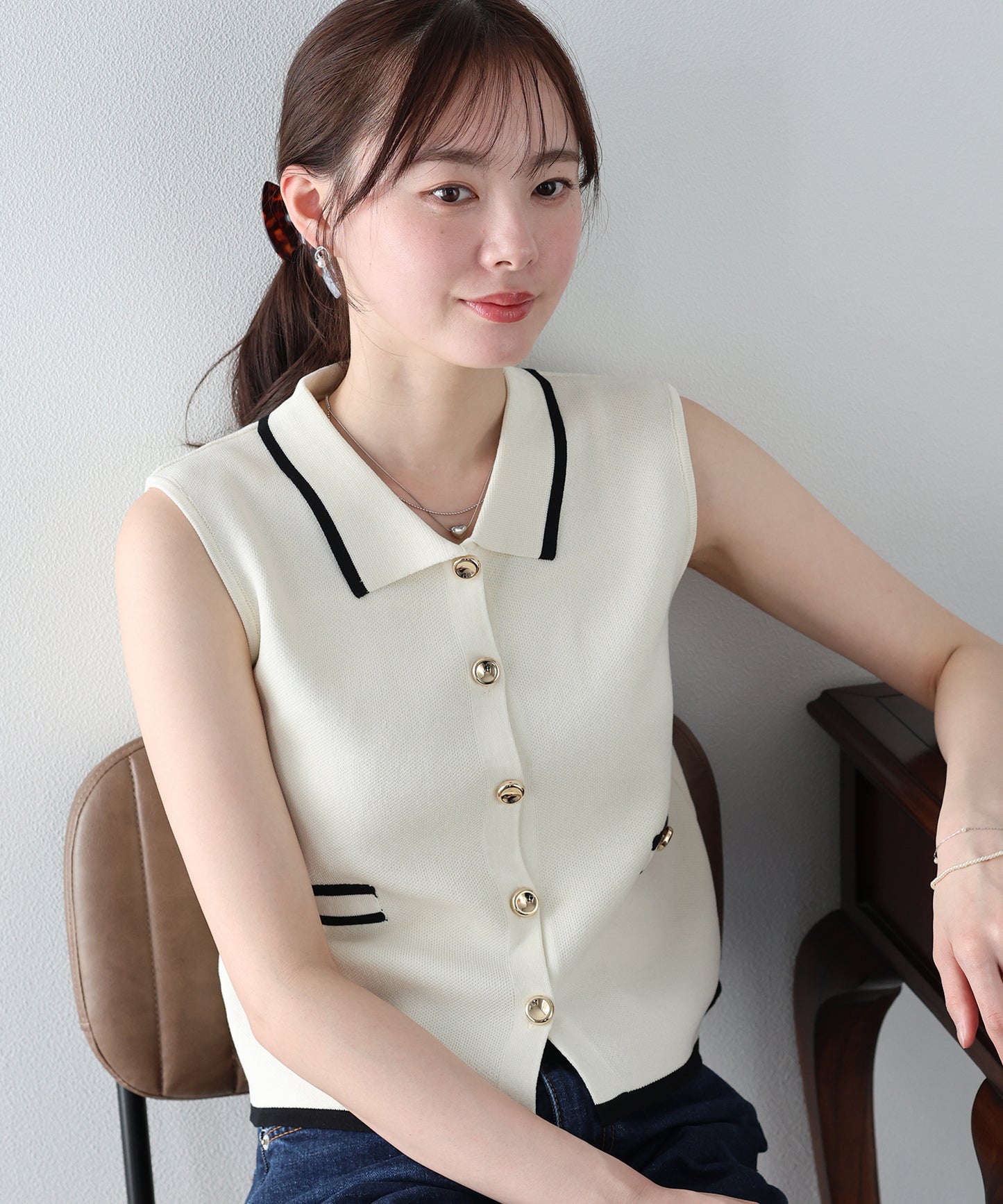 【早割5％OFF】ゴールドボタンノースリーブポロニット