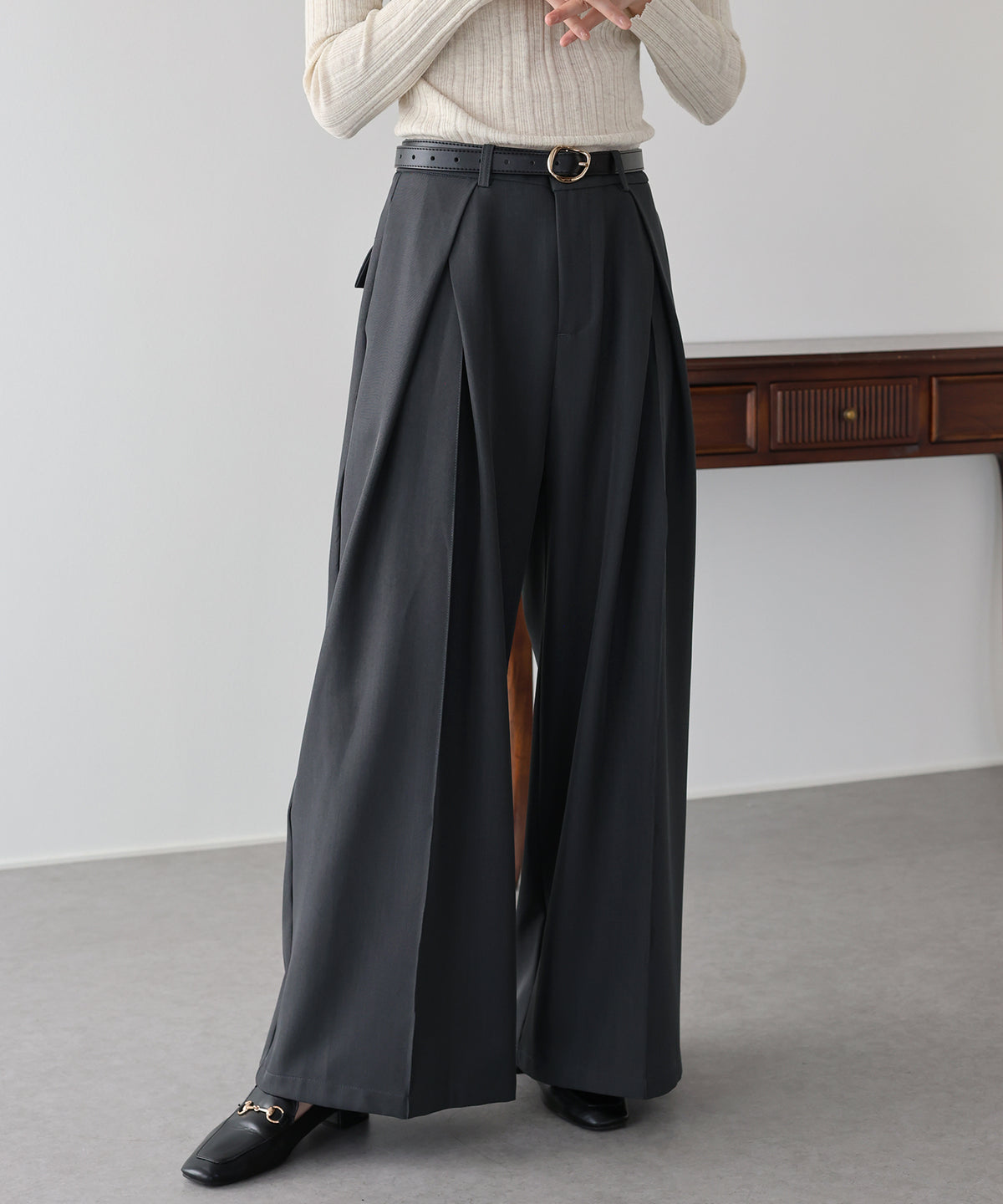フロントディープタックパンツ