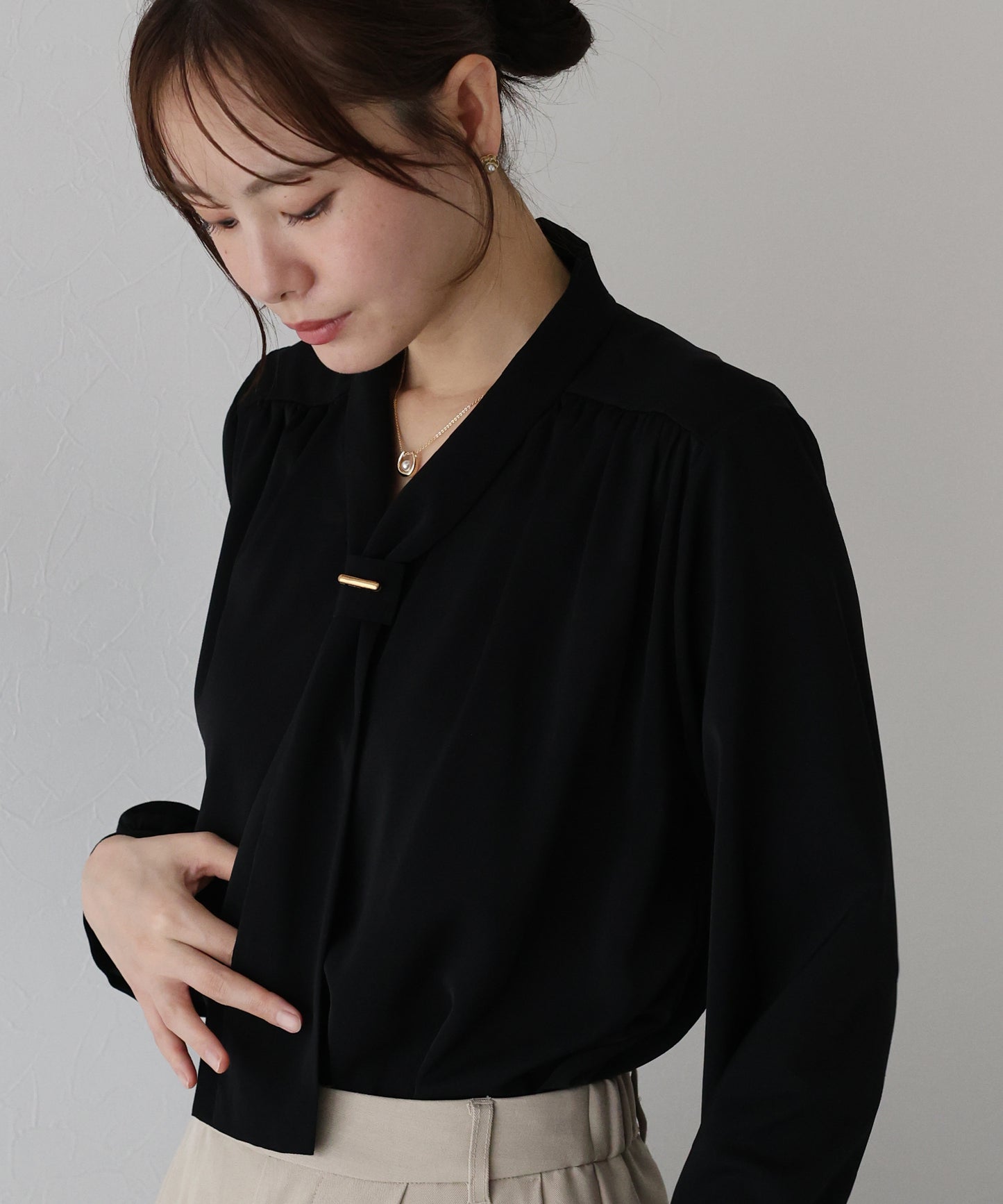 【早割5％OFF】メタルバー付きボウタイブラウス【ネコポス】