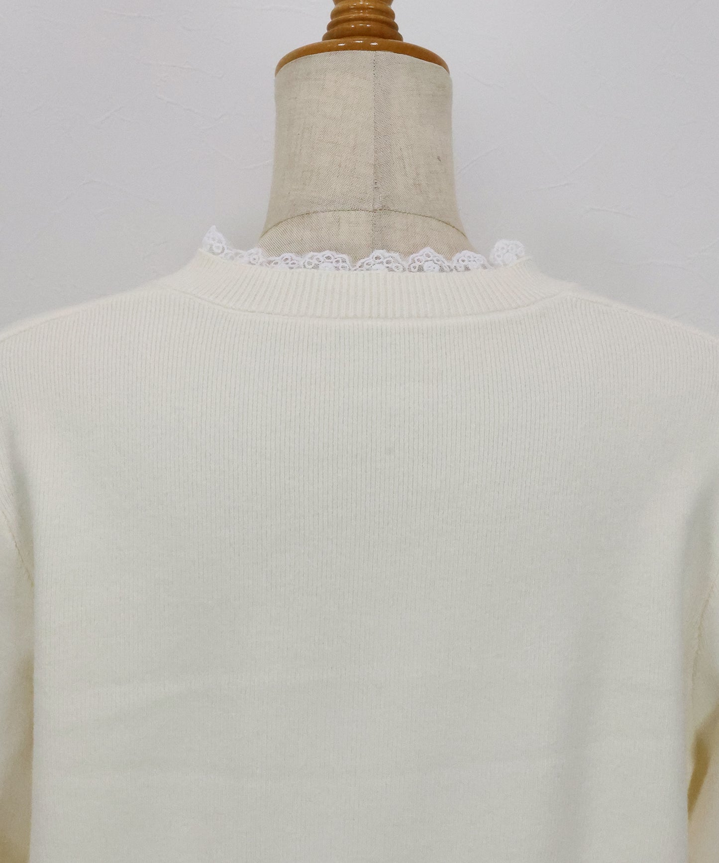 レースパールボタンニット