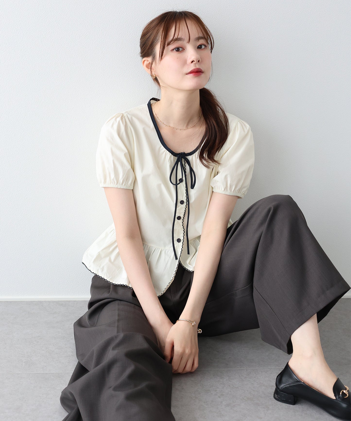 【早割5％OFF】バイカラーリボンペプラムブラウス【メール便】