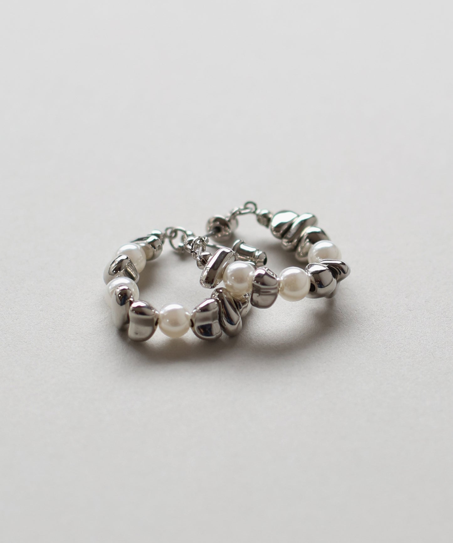 ニュアンスメタル&パールフープピアス / ニッケルフリー