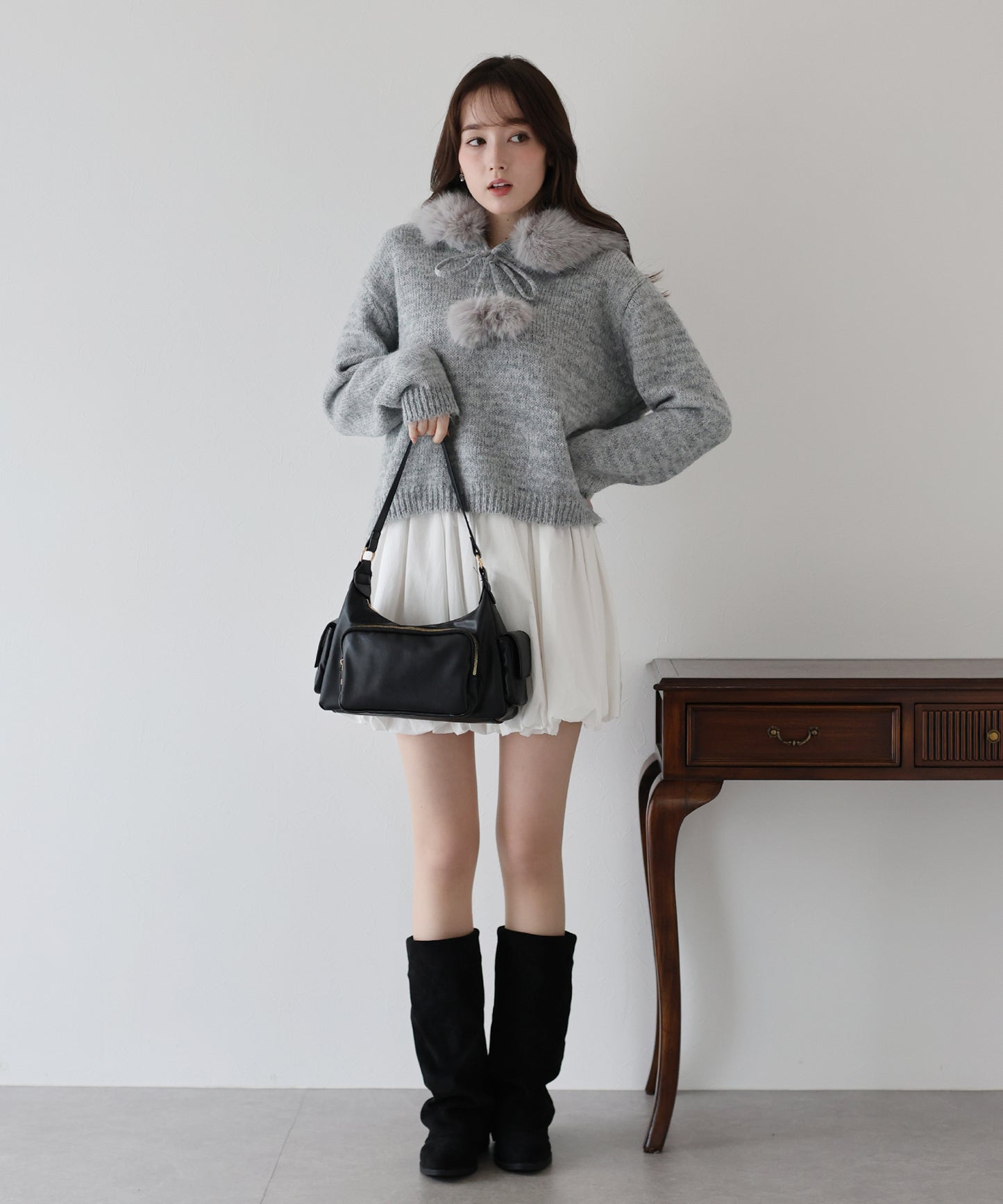 ポンポン付きファーフードニット