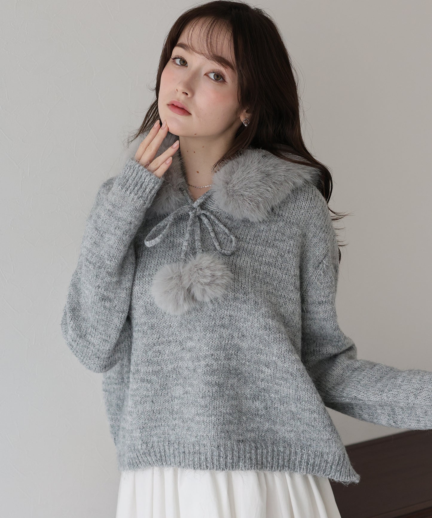 ポンポン付きファーフードニット