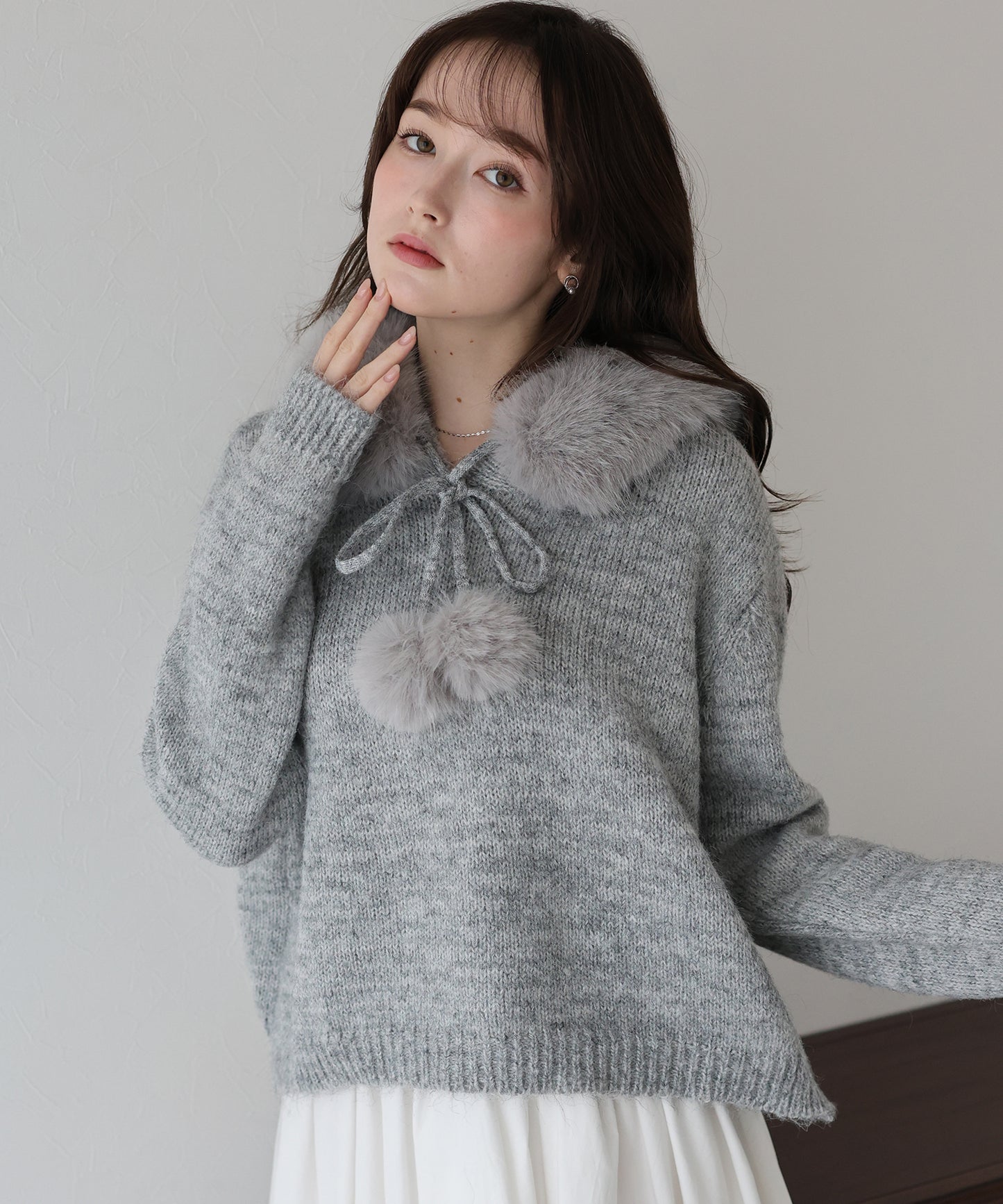 ポンポン付きファーフードニット