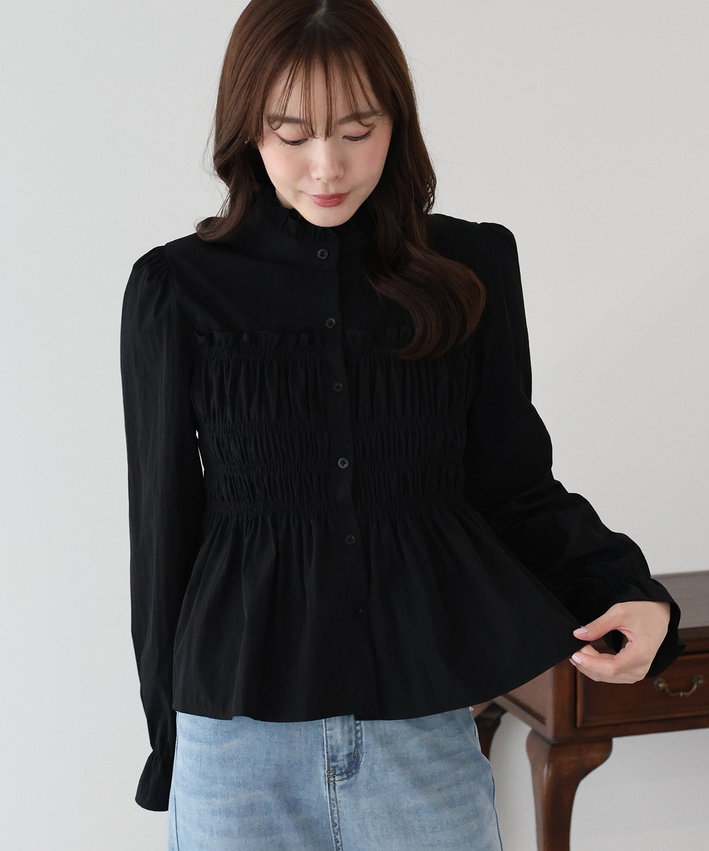 フリルネックシャーリングブラウス【ネコポス】