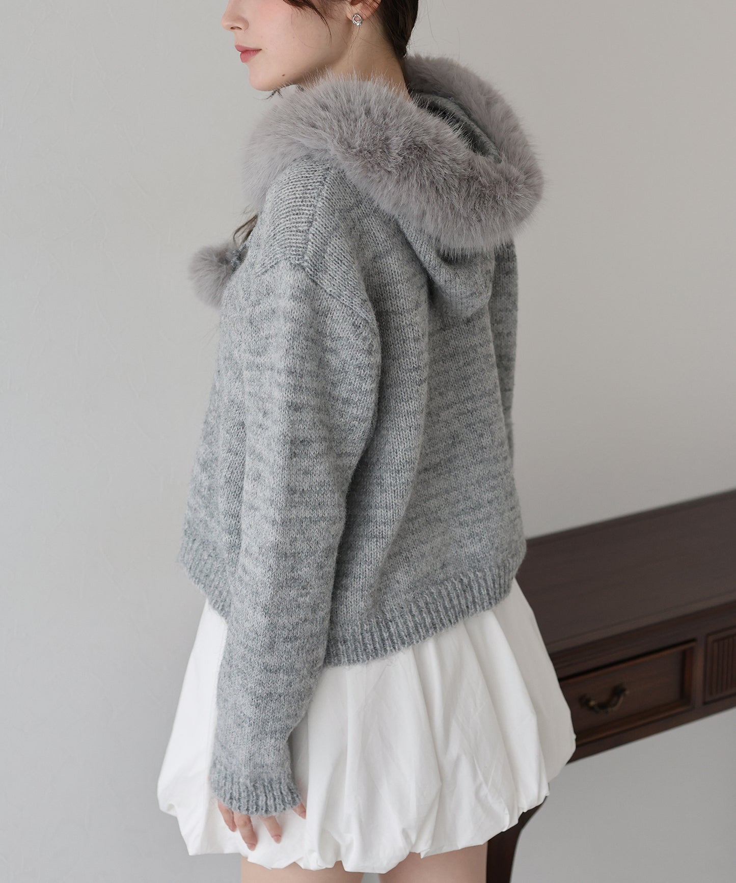 ポンポン付きファーフードニット