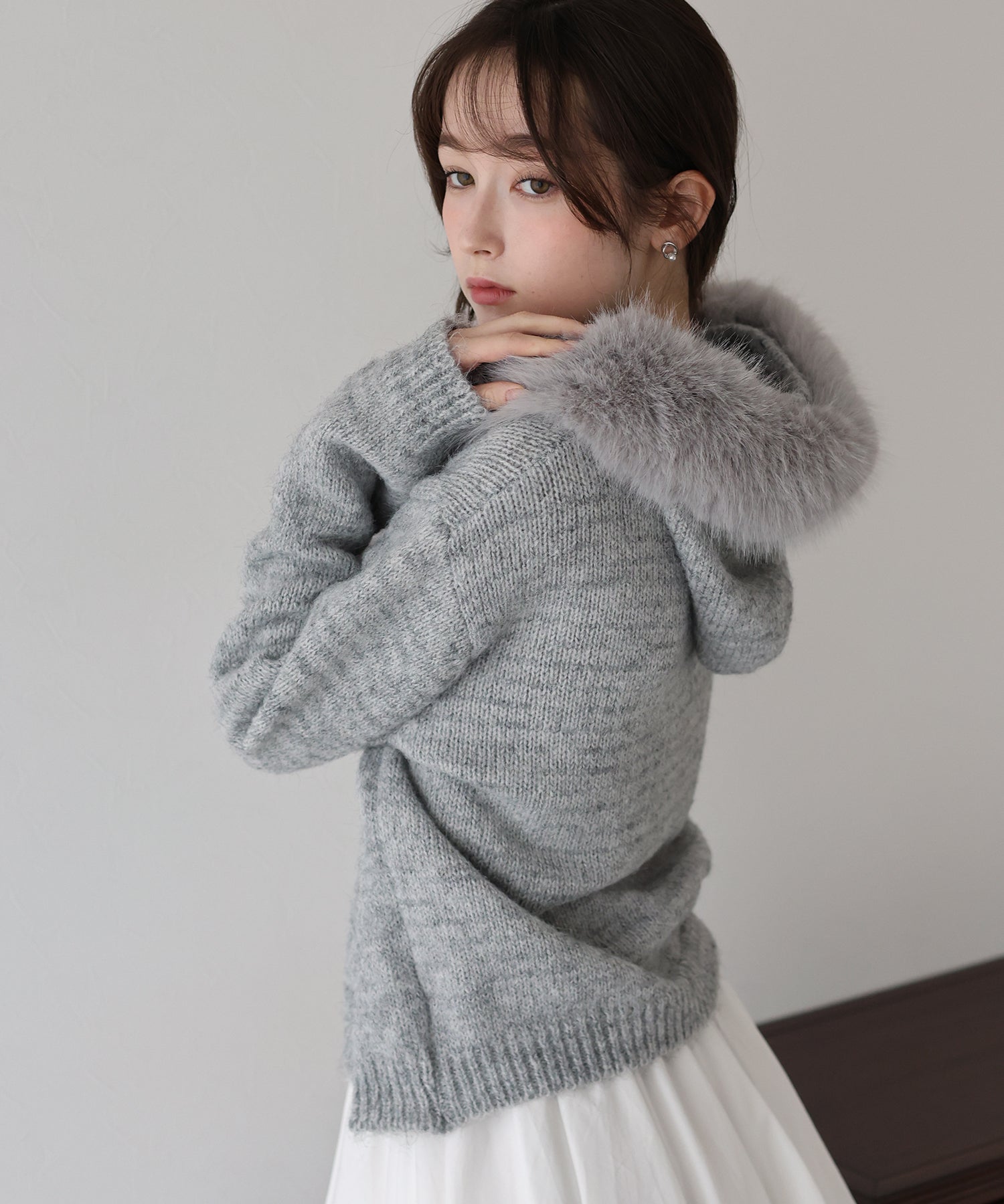 グレースファー付きニットブルー Larson Cozy Fuzzy Blue Sweater | Greylin Collection