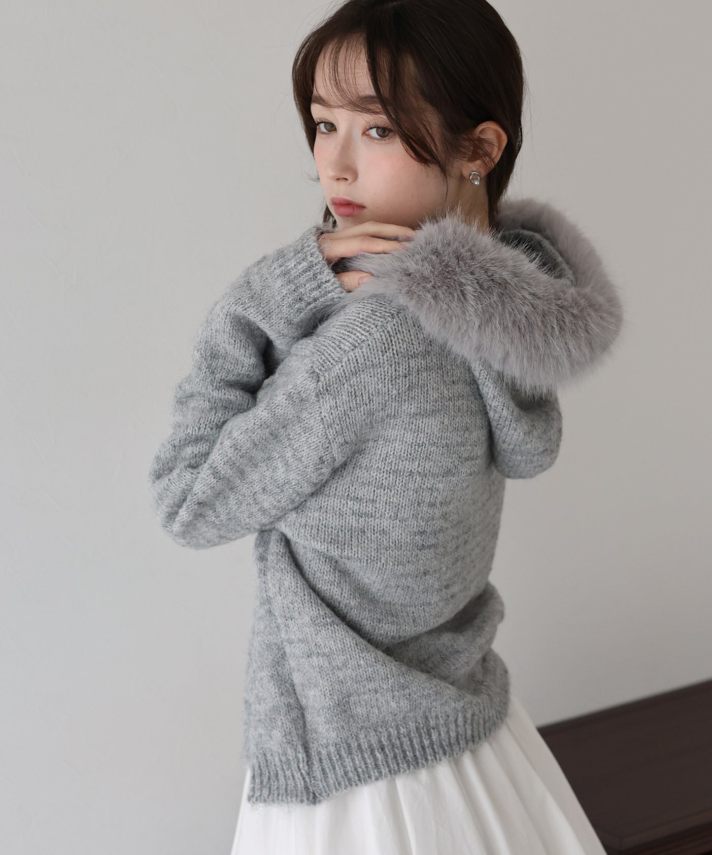 ポンポン付きファーフードニット