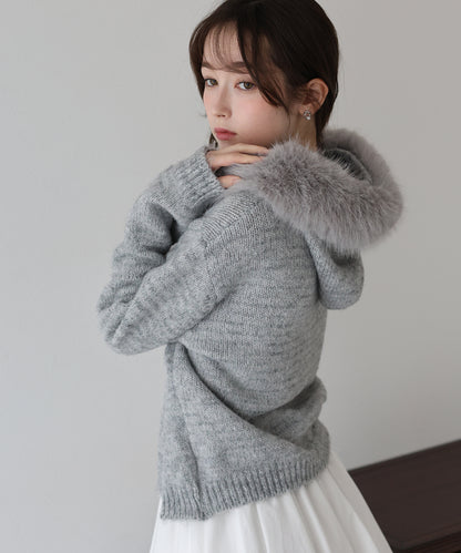 ポンポン付きファーフードニット