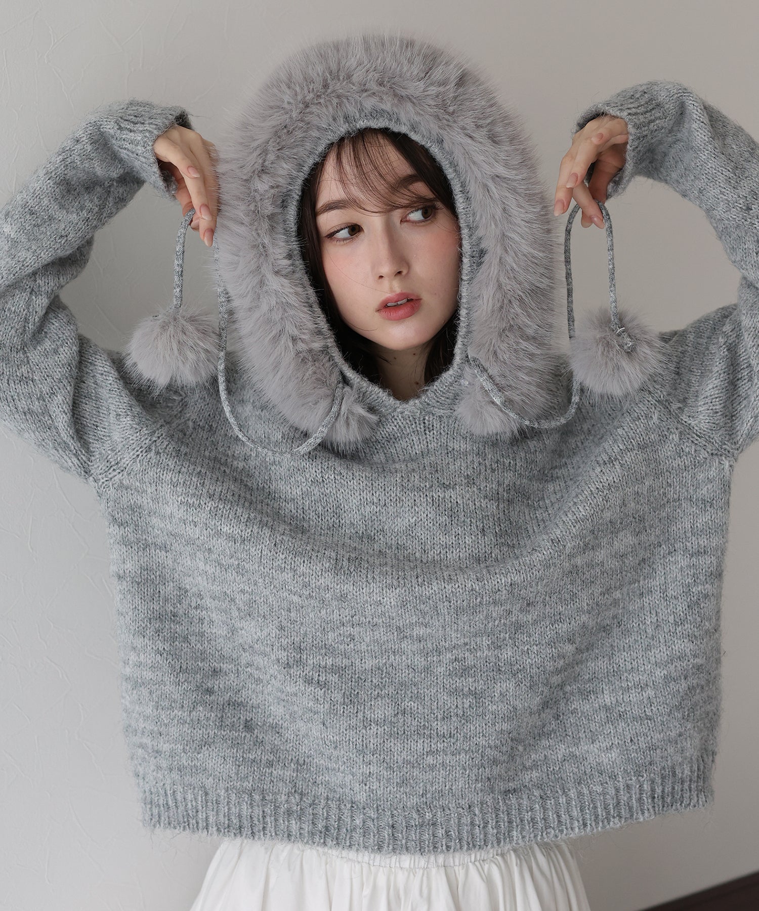 ポンポン付きファーフードニット – BLUE ONLINE