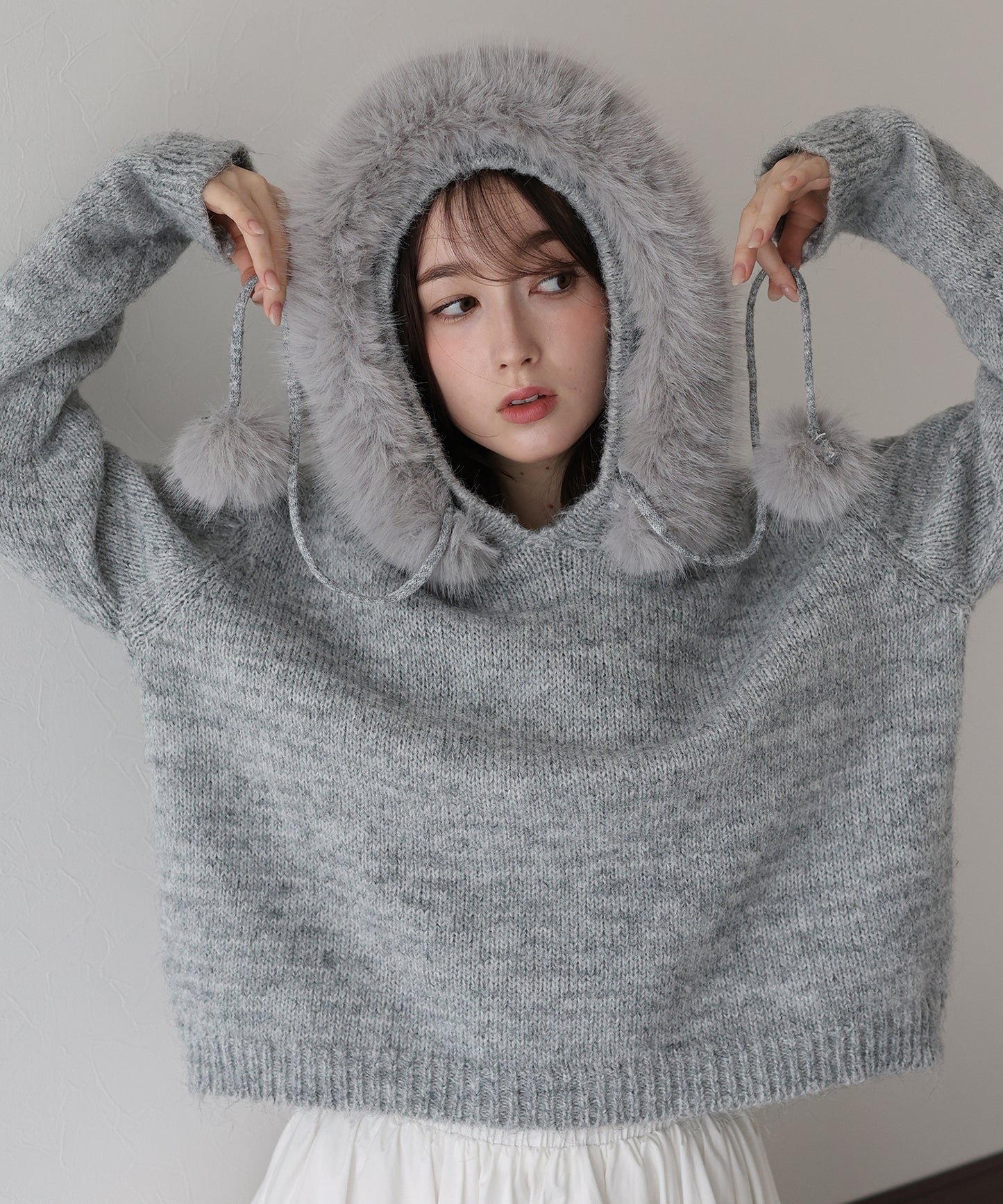 ポンポン付きファーフードニット