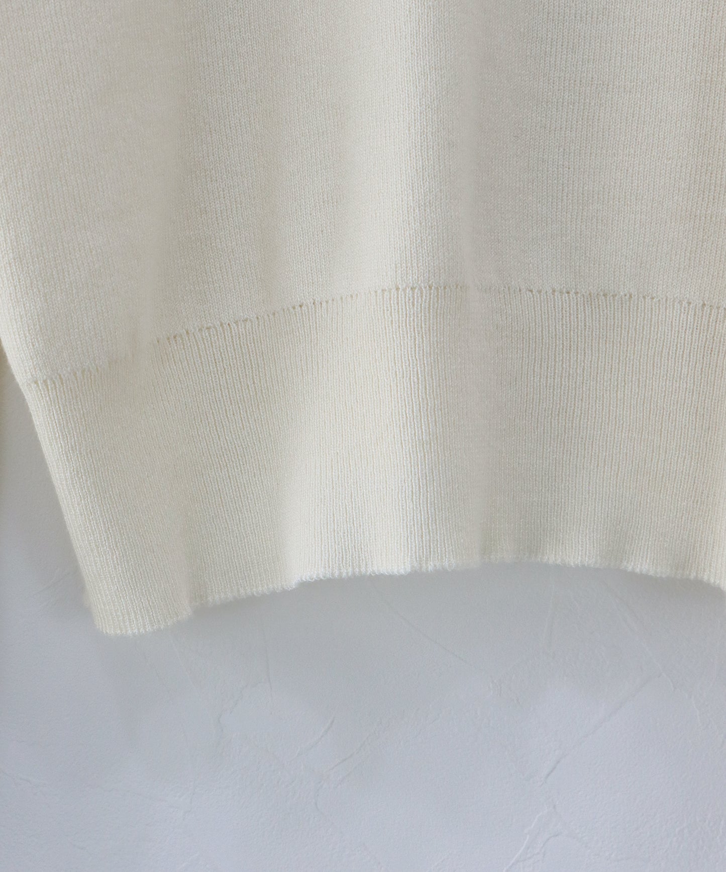 ゴールドボタン配色ポロネックニット